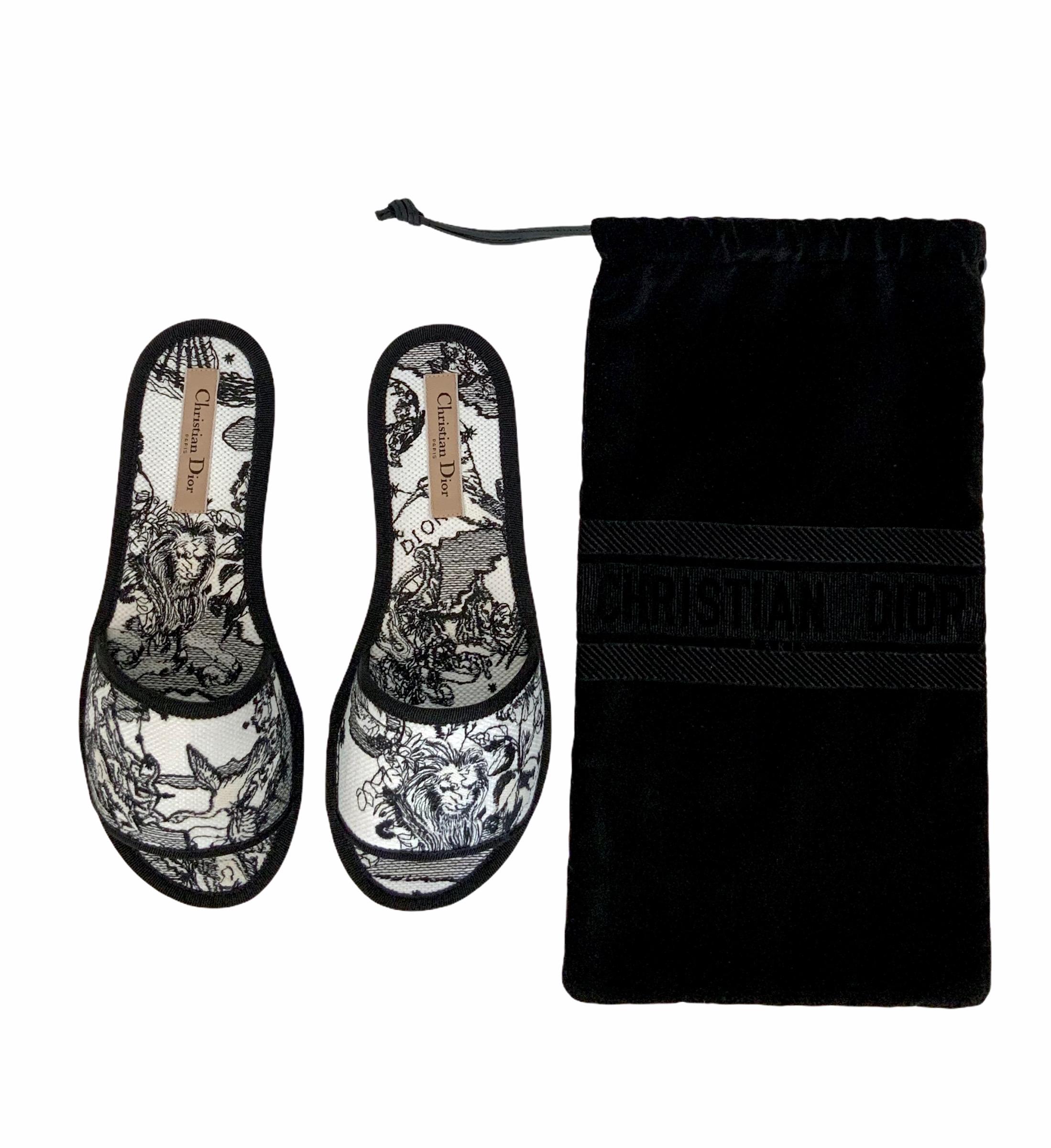 Invitation to refinement and the art of gentle living, the exceptional Dior Chez Moi capsule collection is composed of home wear designed by Maria Grazia Chiuri like these pre-owned but new slides crafted in cotton with the Dior Zodiac motif. Mr