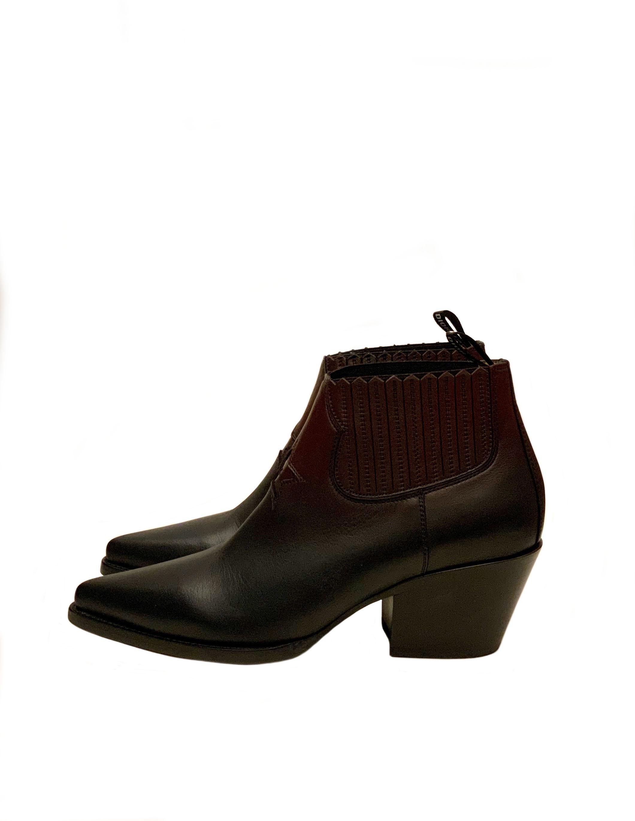 These pre-owned but New ankle boots from the house of Christian Dior are crafted in black and burgundy matt calfskin leather embellished with a star on the upper, honour to Christian Dior.

Collection: 2020
Material: calfskin leather
Insole and