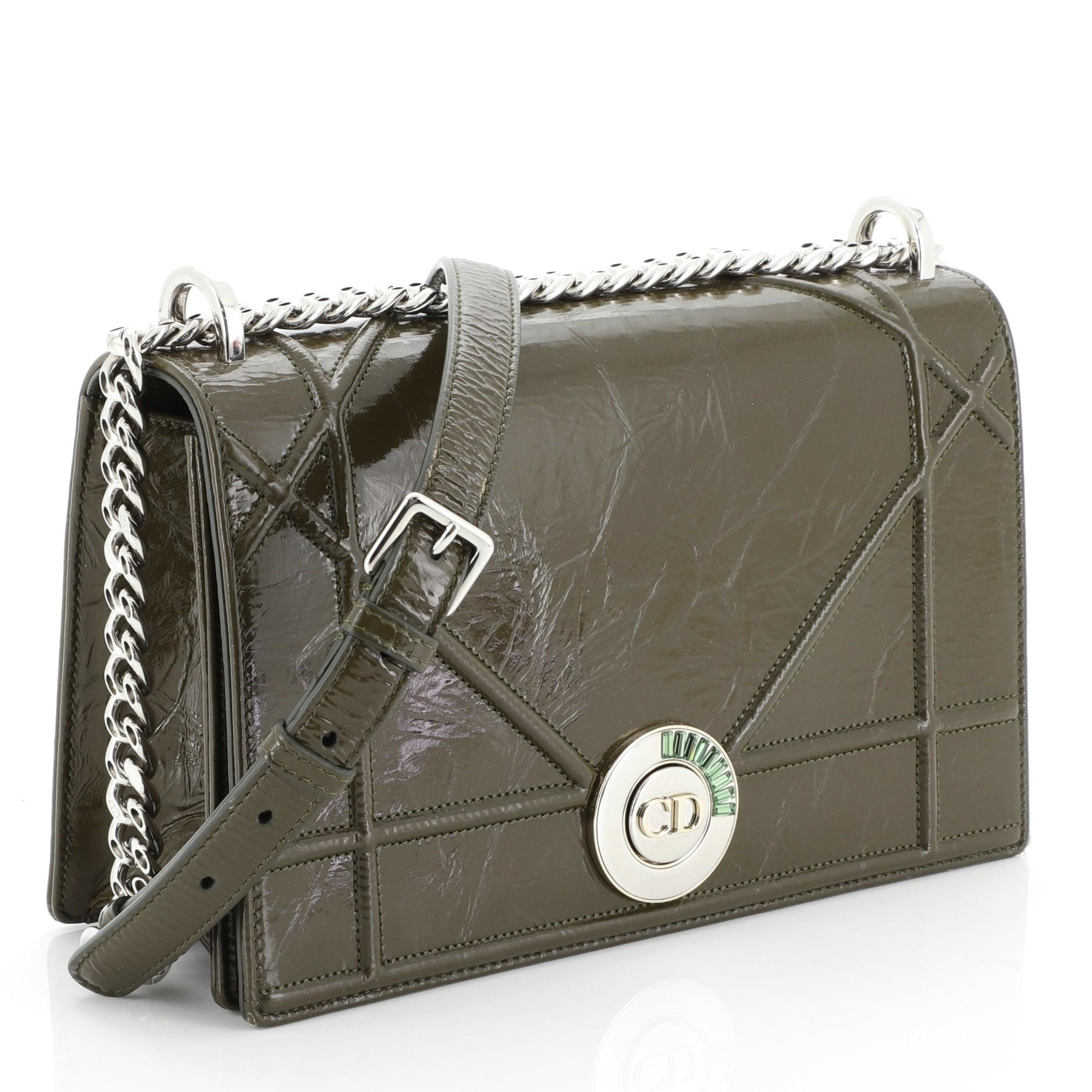 This Christian Dior Diorama Clasp Flap Bag Crinkled Lambskin Medium, crafted from green crinkled lambskin leather, features oversized graphic-style cannage quilting, chain link strap with leather pad, and silver-tone hardware. Its CD round clasp
