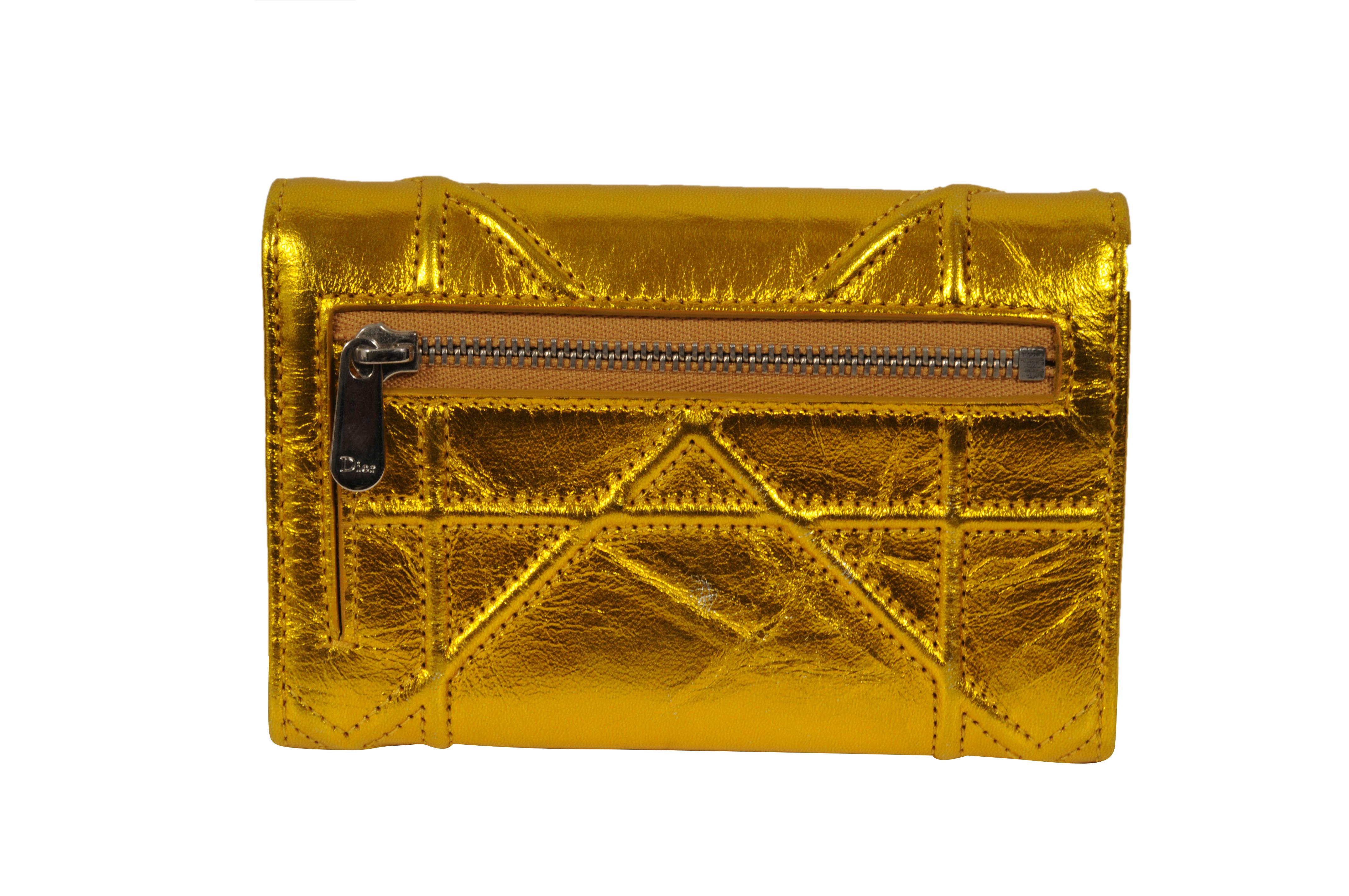 - Gold crinkled exterior

- Snap button closure

- 10 card slots and one bill/note pocket

- 1 exterior zipped pocket



Condition: 

The wallet is in overall great condition with no major imperfections 



Measurements: ( Approximately In Inches )