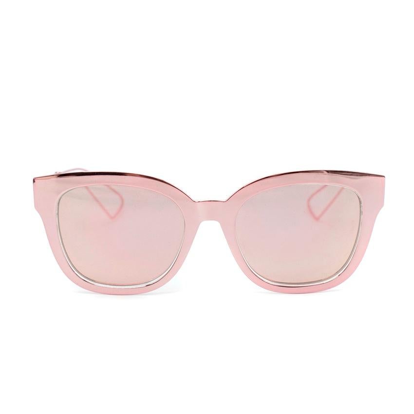 Lunettes de soleil Christian Dior Diorama en métal ton or rose
 

 - Lunettes de soleil de style Wayfarer dans une teinte or rose avec des reflets ton sur ton.
 - Bras décoratif en treillis avec marquage CD
 

 

 Matériaux 
 Acétate 
 

 VEUILLEZ