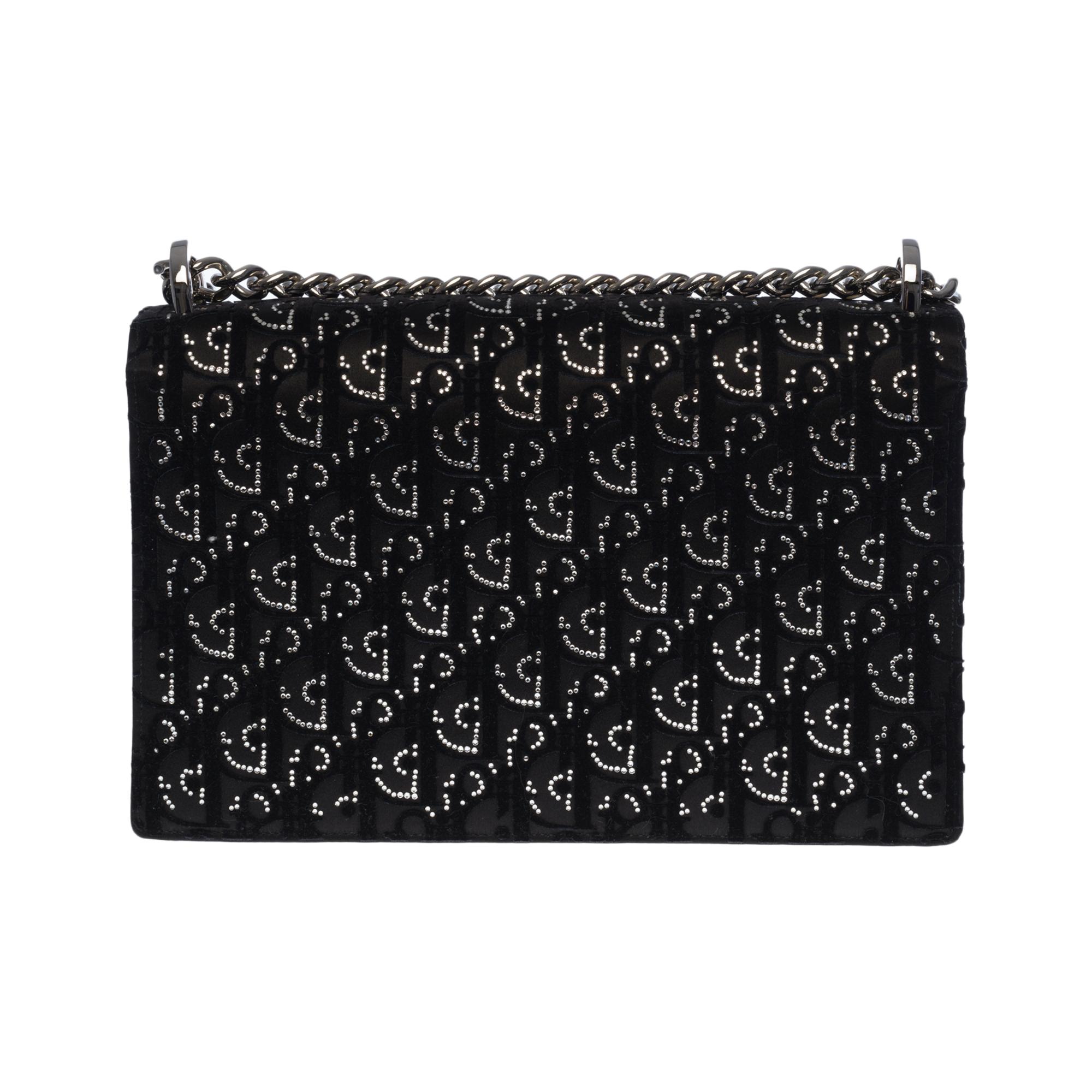 LIMITED EDITION DIORAMA BAG

Splendid Christian Dior Diorama limited edition crossbody bag in black velvet leather printed with Dior monogram in silk and crystals, silver metal trim, a chain handle transformable into silver metal allowing a hand or