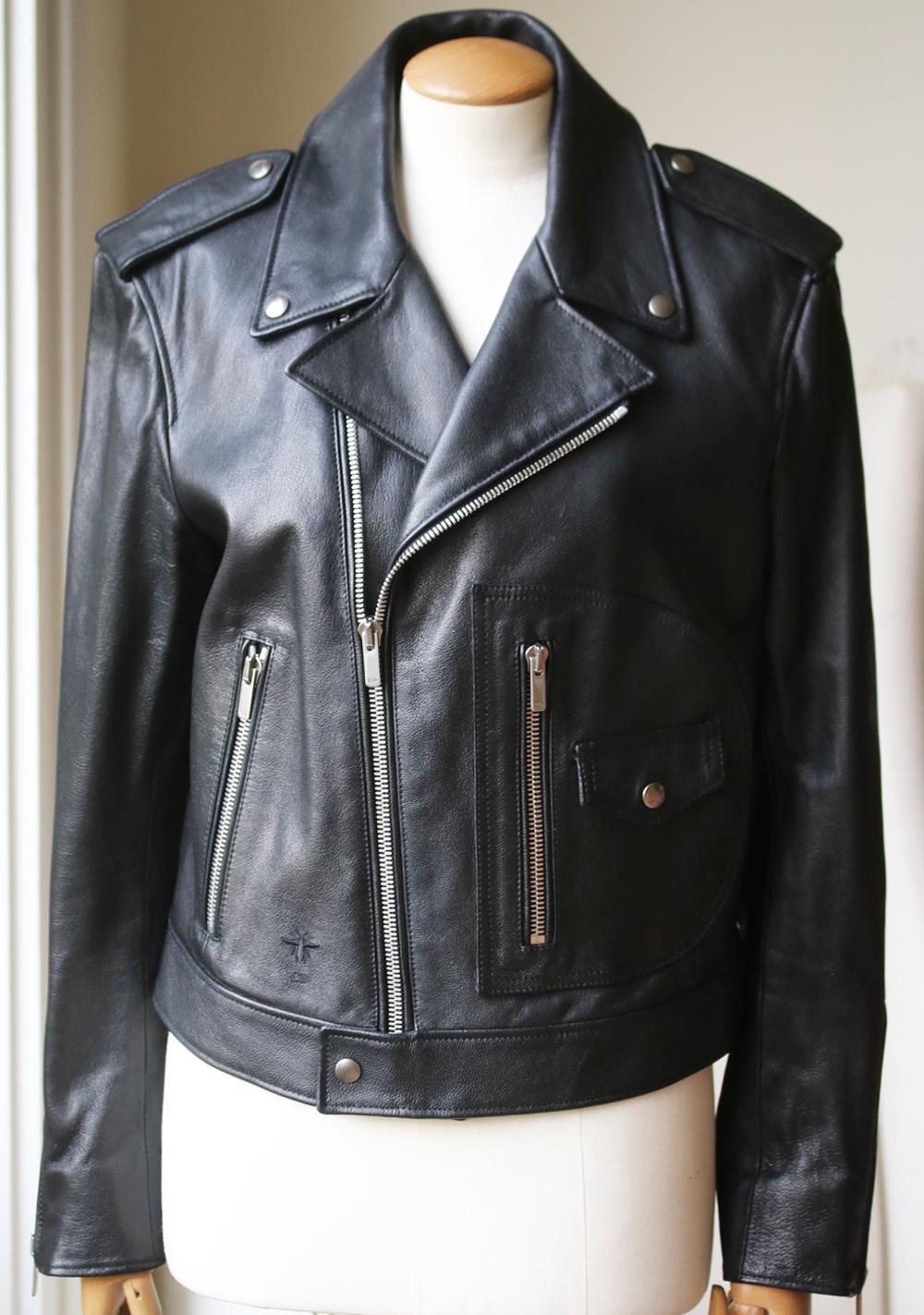 Diorangeles black leather biker jacket from Dior. Collar with lapels. Closing with decentralised zip. Two front pockets with zip. Zip on the sleeve bottom. Studded print Diorangeles on the back. Made in Italy. Colour: Black. 100% Calfskin.

Size: FR