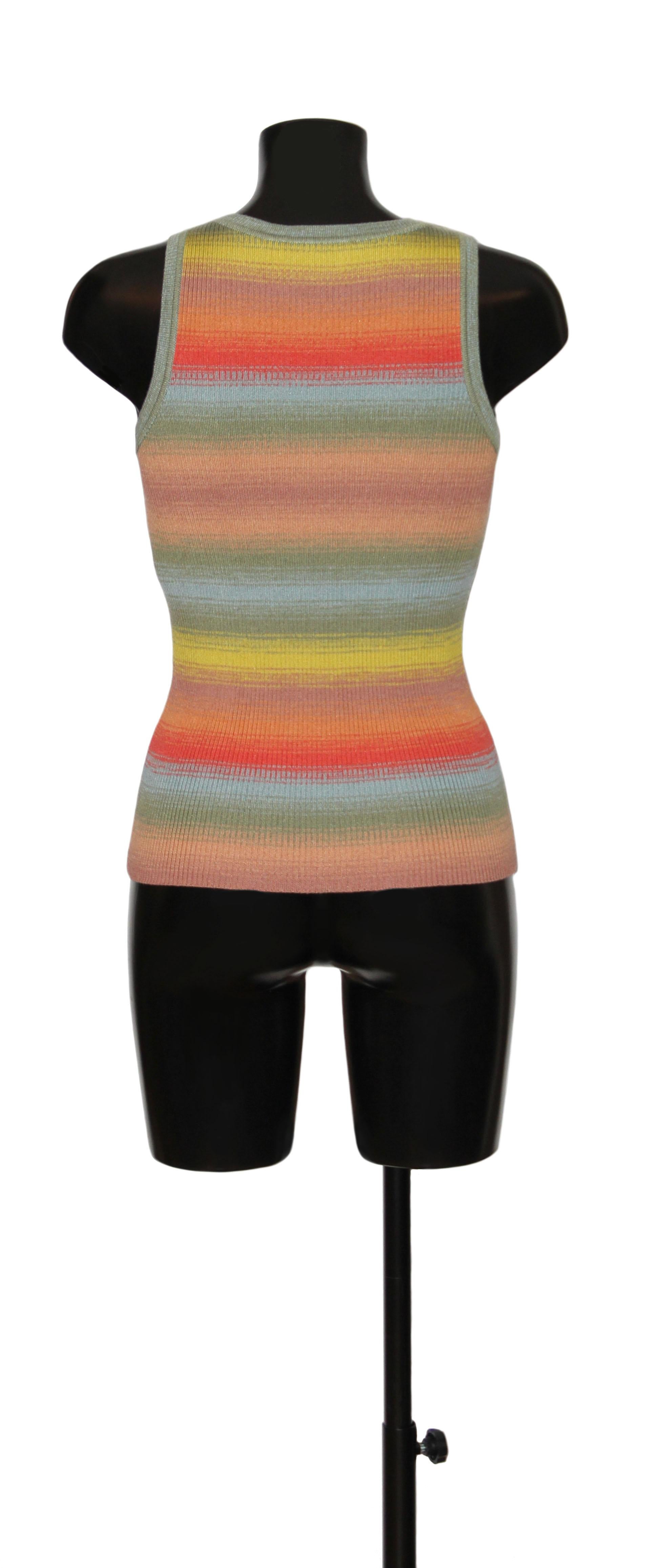 Dieses gebrauchte:: aber neue Dioraura Tank-Top ist Teil der Dioriviera Capsule Collection. 
Es ist aus einem mehrfarbigen Rippenstrick gefertigt. 

Sammlung: Dioriviera Capsule 2020
Stoff: 70% Wolle - 30% Seide
Farbe: multicolor
Größe: