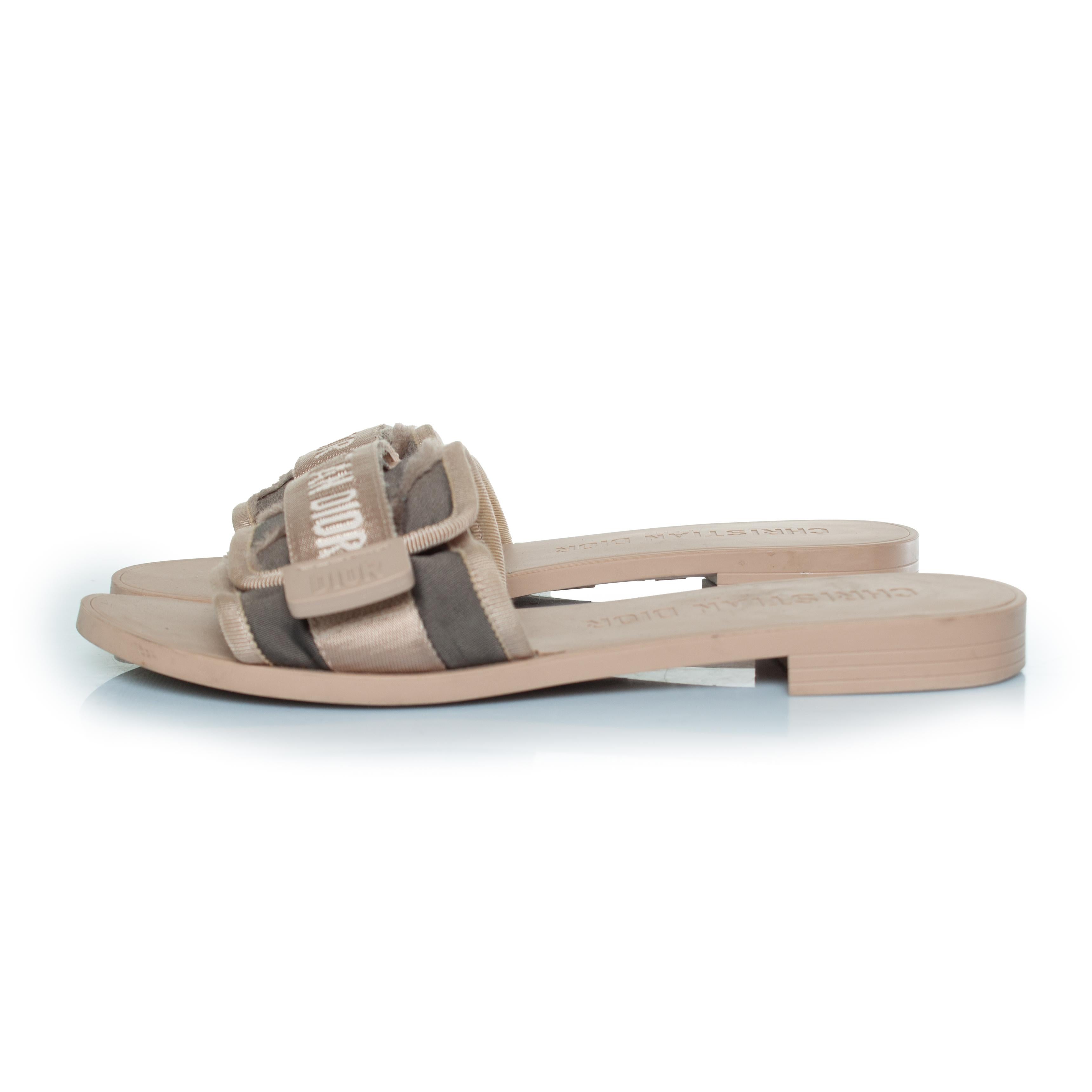 Christian Dior, Canvas nylon Dior(e)evolution camouflage sandals. The item is in very good condition.

CONDITION: very good condition

SIZE: 37

INSOLE MEASUREMENTS: 23.5 cm

HEEL MEASUREMENTS: 1.5 cm PLATFORM: 1 cm

MATERIAL: rubber, canvas,