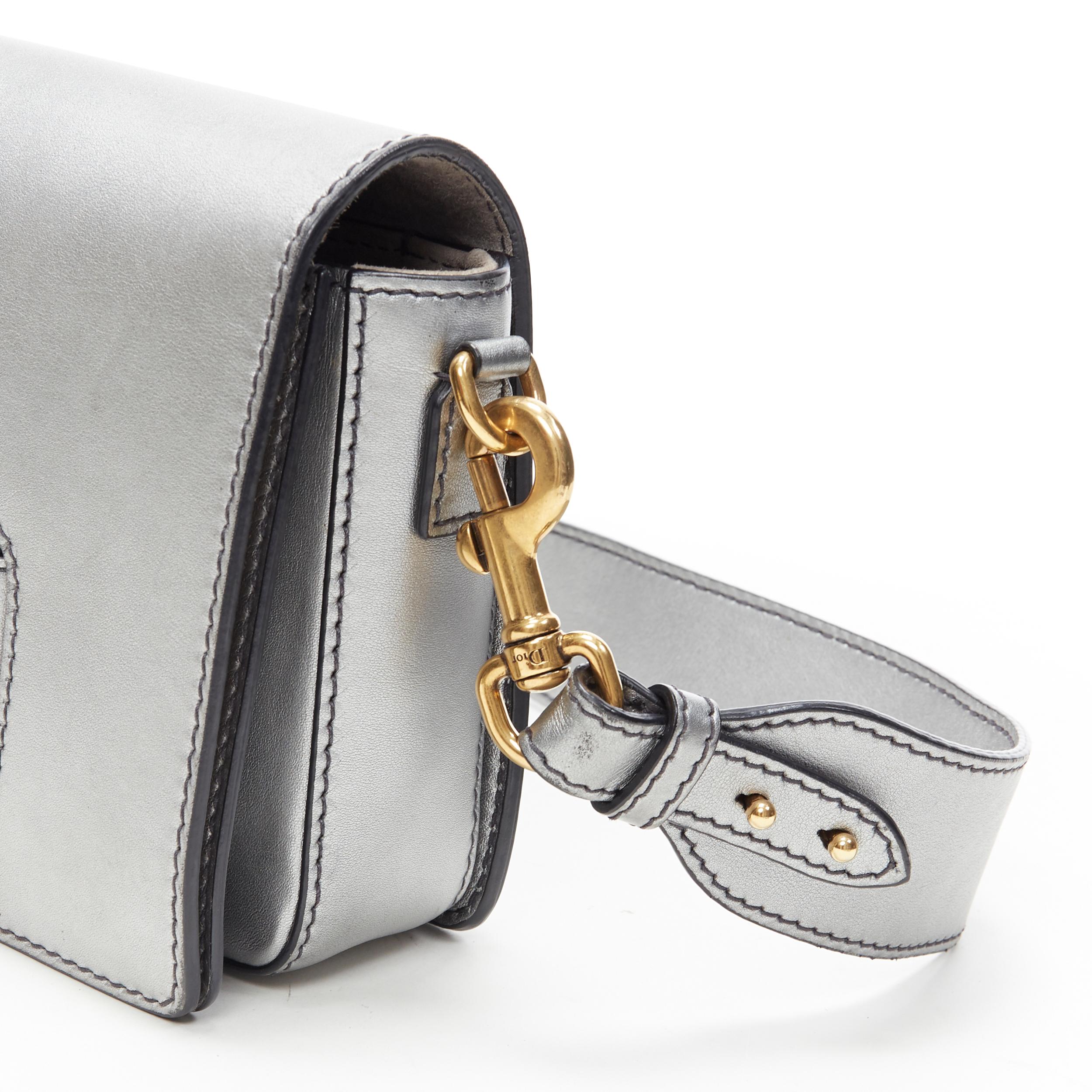 CHRISTIAN DIOR Dio(r)evolution borsa crossbody con patta in pelle argentata e cinturino con logo in oro 2