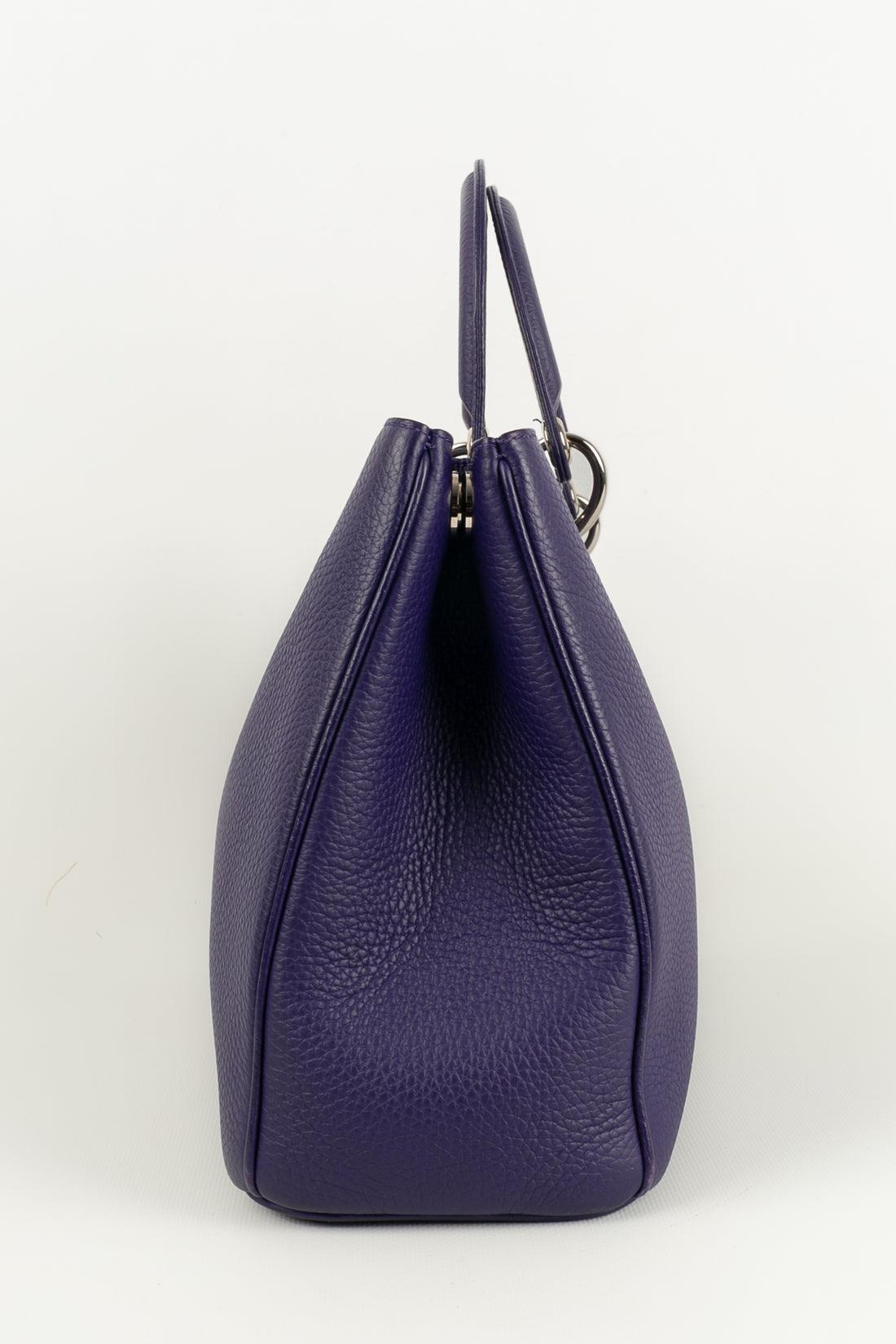 Dior - Purple grained leather bag 'Diorissimo' model and silver metal attributes.

Additional information: 

Dimensions: Height: 22 cm, Length: 31 cm, Depth: 11 cm, Handle: 31 cm

Condition: Very good condition

Seller Ref number: S222