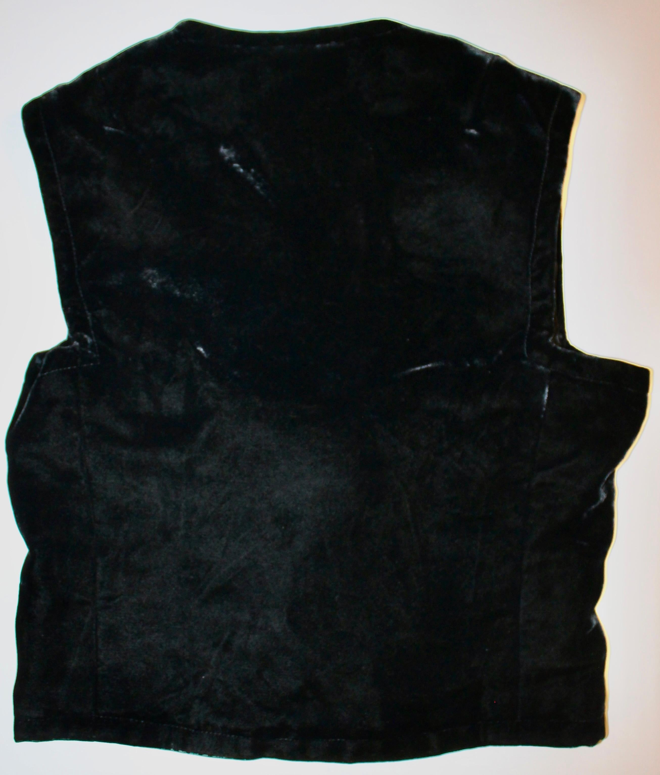 Inspirado en el traje de montar eduardiano, un traje muy elegante
chaleco de terciopelo negro.  Cuatro grandes botones delanteros forrados de terciopelo. Forrado de seda negra.