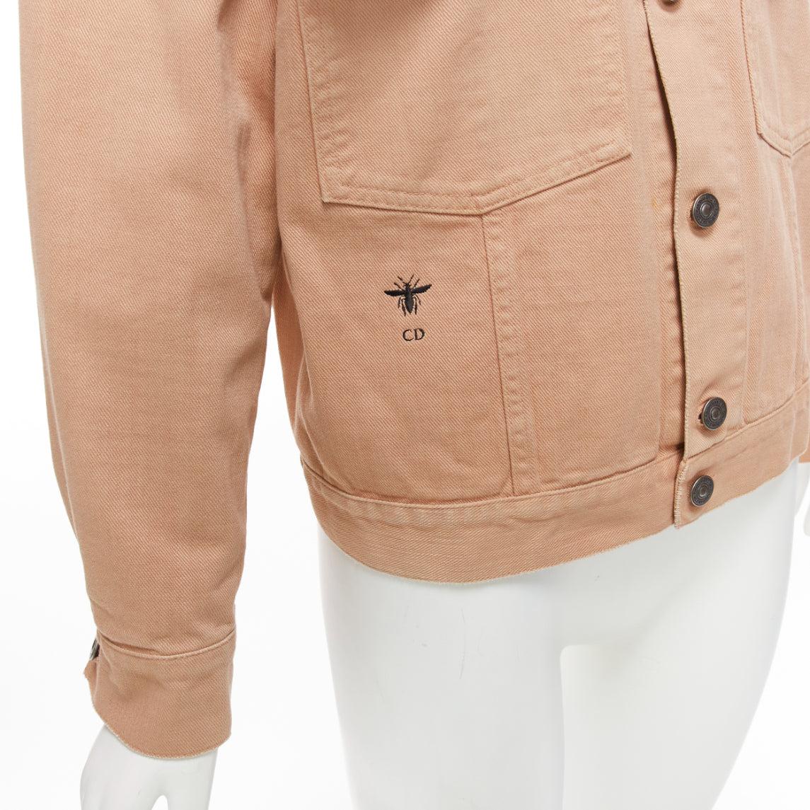 CHRISTIAN DIOR dirty peach denim CD bee logo boxy trucker jacket FR36 S
Reference: NILI/A00030
Brand: Dior
Designer: Maria Grazia Chiuri
Material: Denim
Color: Pink
Pattern: Solid
Closure: Button
Extra Details: Back yoke.
Made in: