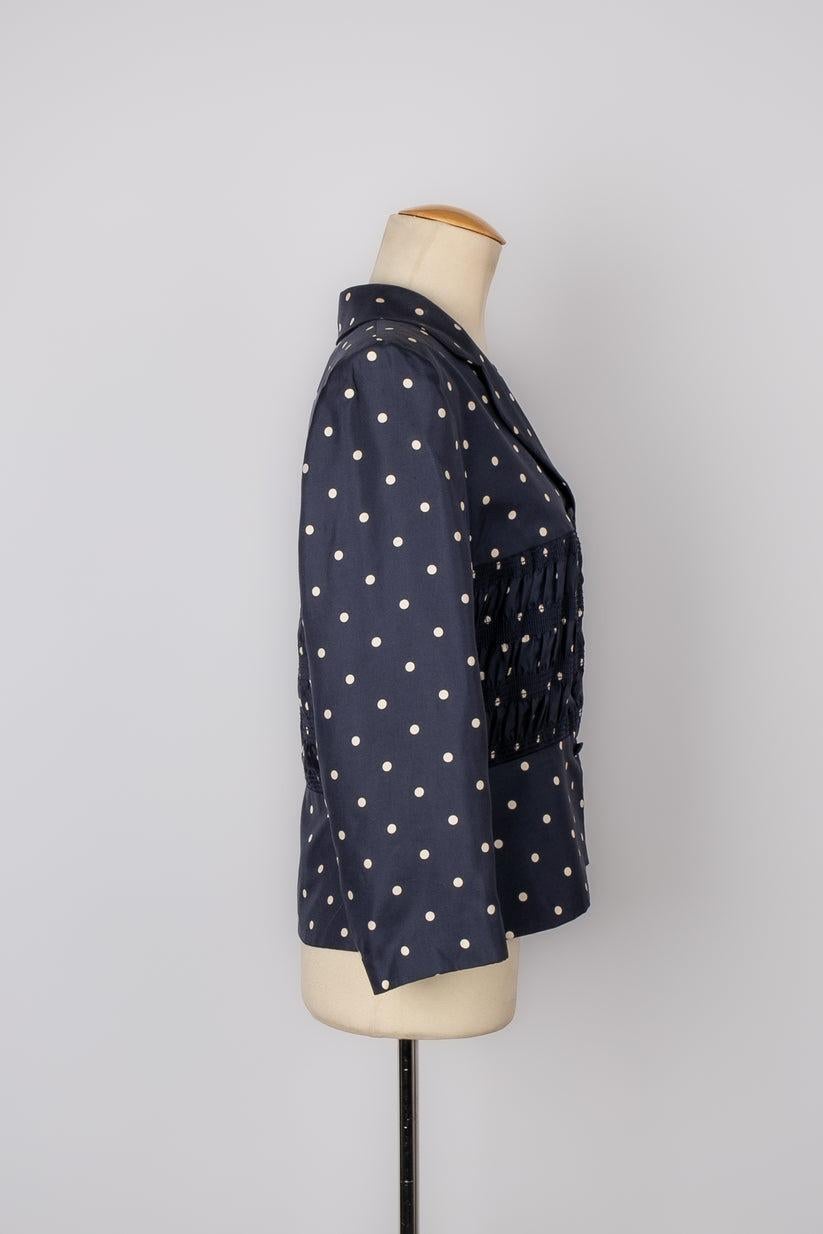 Dior - Silk jacket with white polka dots on a navy blue background. No size indicated, it fits a 36FR/38FR.

Additional information:
Condition: Very good condition
Dimensions: Shoulder width: 43 cm - Chest: 45 cm - Waist: 40 cm - Sleeve length: 48