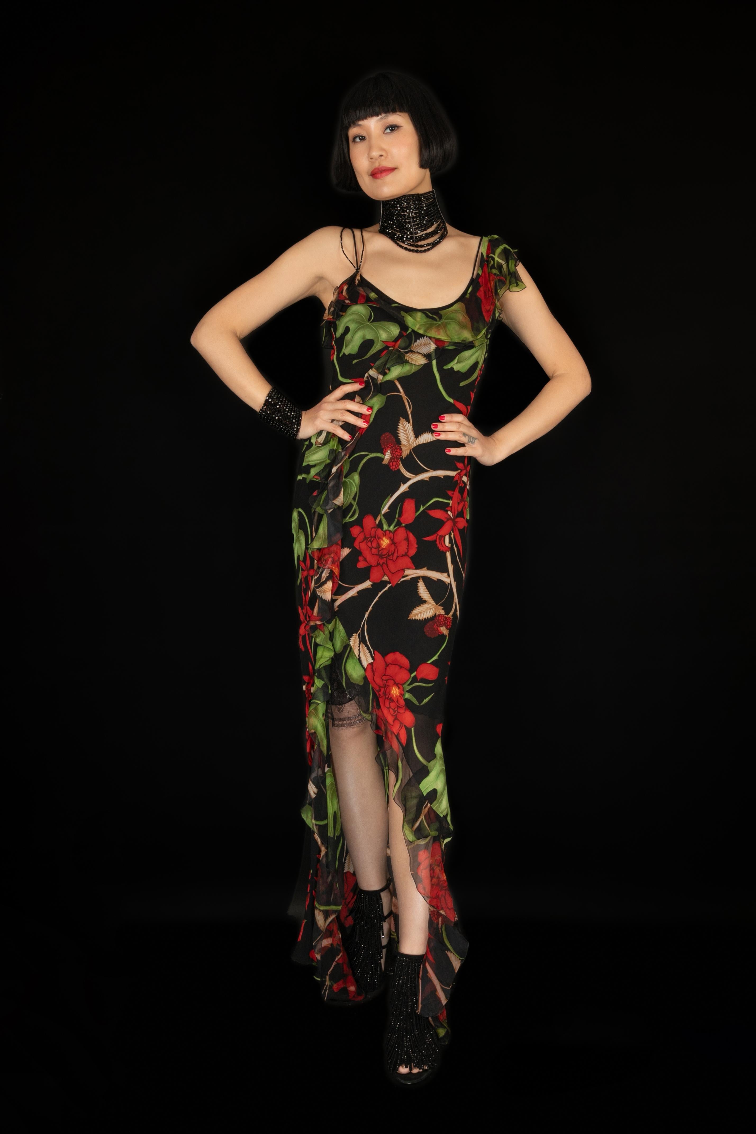 DIOR - (Made in France) Black silk crepe dress printed with green and red. 40FR size indicated. 2002 Collection under the direction of John Galliano.

Condition:
Very good condition

Dimensions:
Chest: 39 cm - Waist: 39 cm - Length: 93 cm to 143