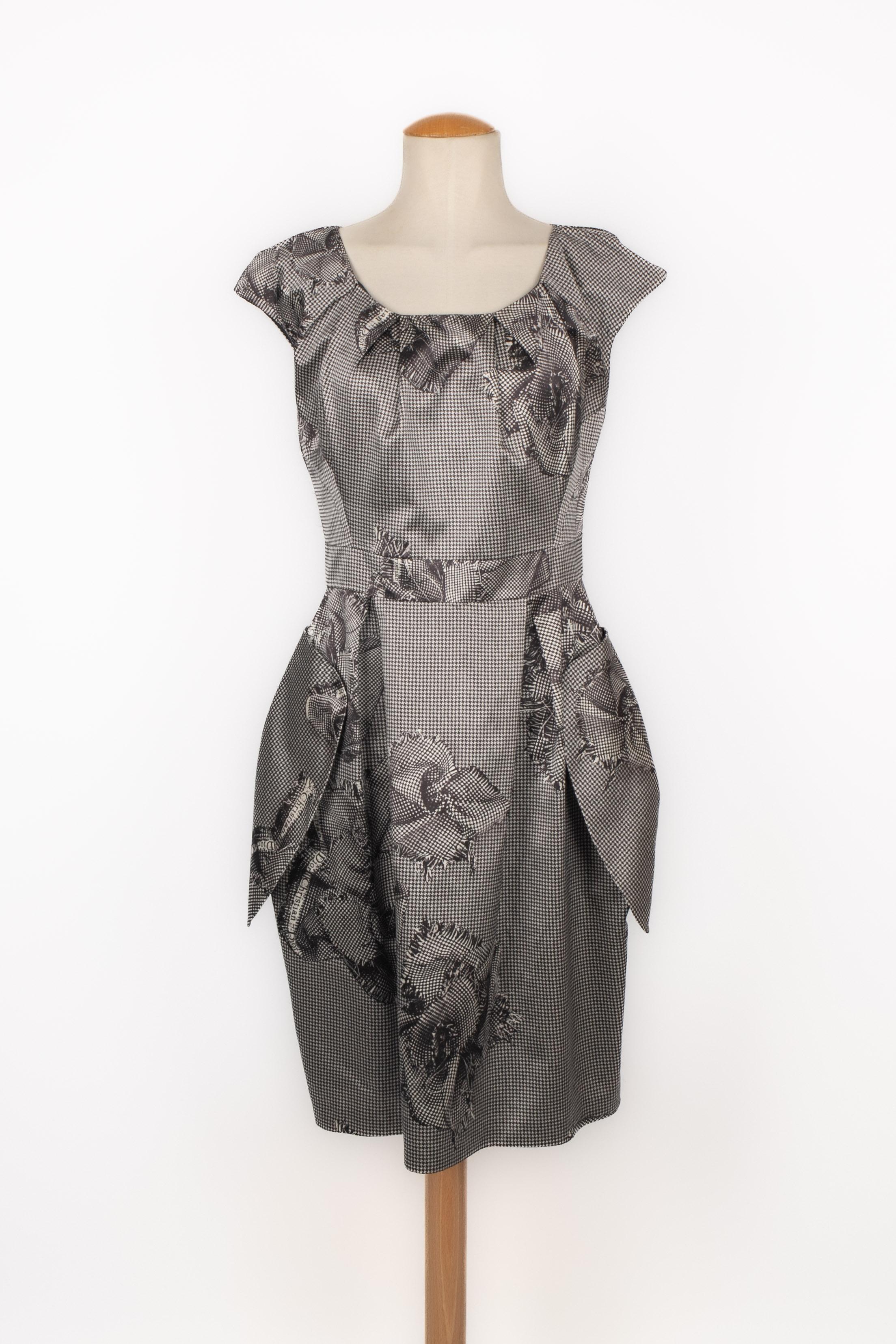 DIOR - (Made in Italy) Black and white tone silk dress with patterns. Size 38FR indicated.

Condition:
Very good condition

Dimensions:
Shoulder width: 38 cm - Chest: 44 cm - Waist: 37 cm - Length: 100 cm

SKU:VR339


