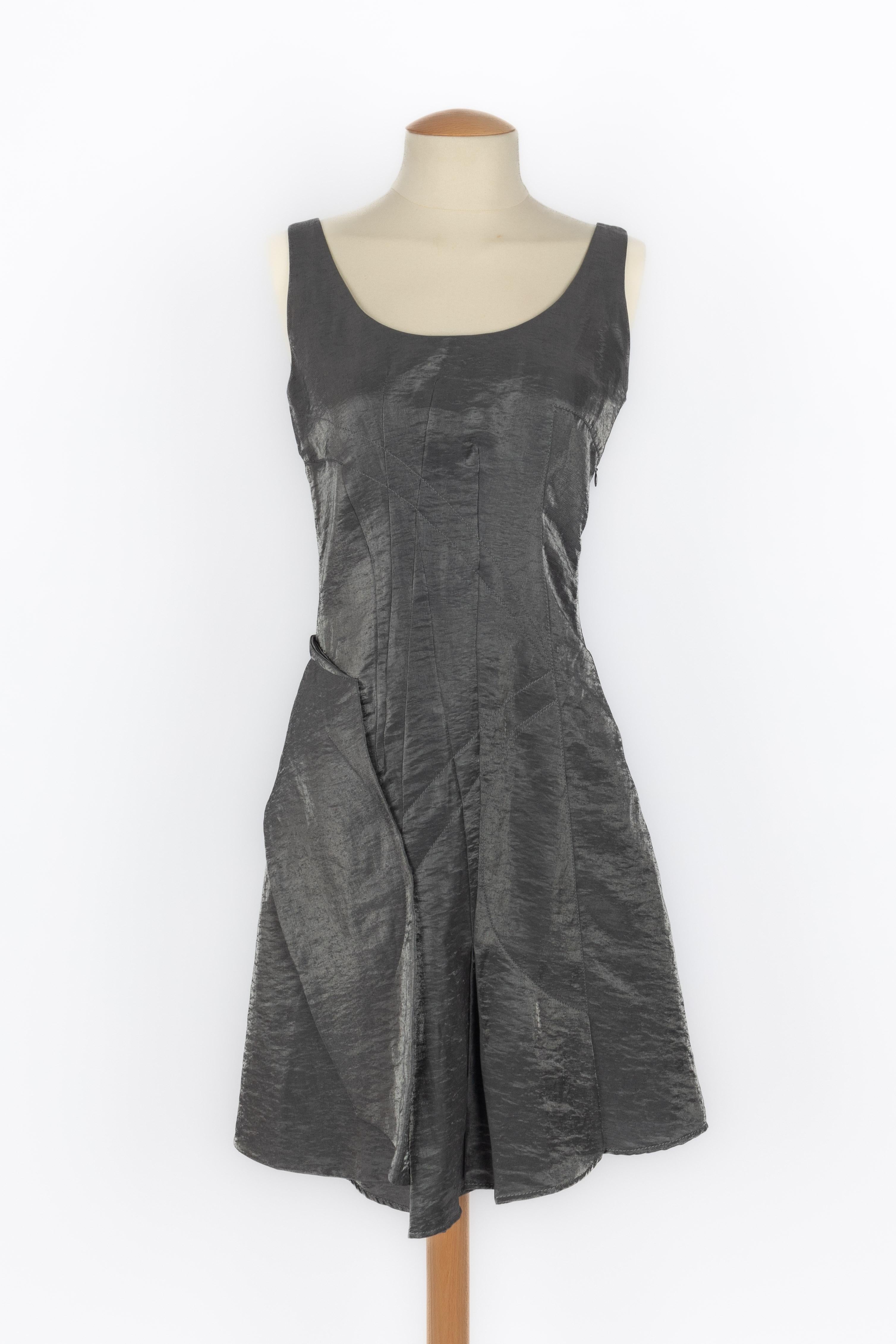 DIOR - (Fabriqué en Italie) Robe en lin mélangé à effet métallique argenté. Taille 36FR indiquée. Collection Resort 2007, sous la direction artistique de John Galliano.

Condit :
Très bon état.

Dimensions :
Poitrine : 43 cm - Taille : 35 cm -