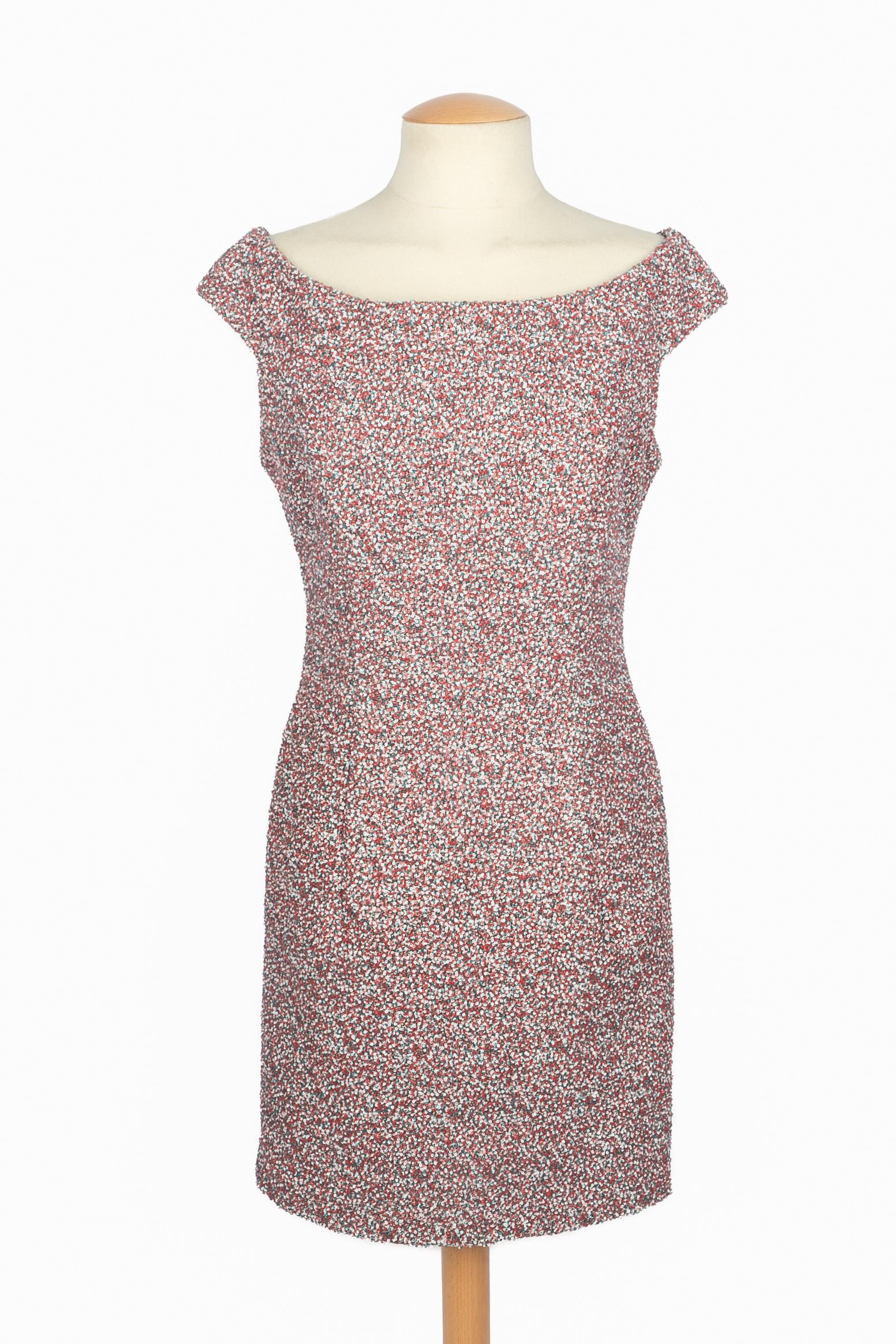 DIOR - (Made in Italy) Mittellanges Kleid mit U-Boot-Ausschnitt, vollständig mit Pailletten in Rot-, Weiß-, Blau- und Grautönen bestickt. Größe 40FR angegeben. Resort Collection'S 2015 unter der künstlerischen Leitung von Raf