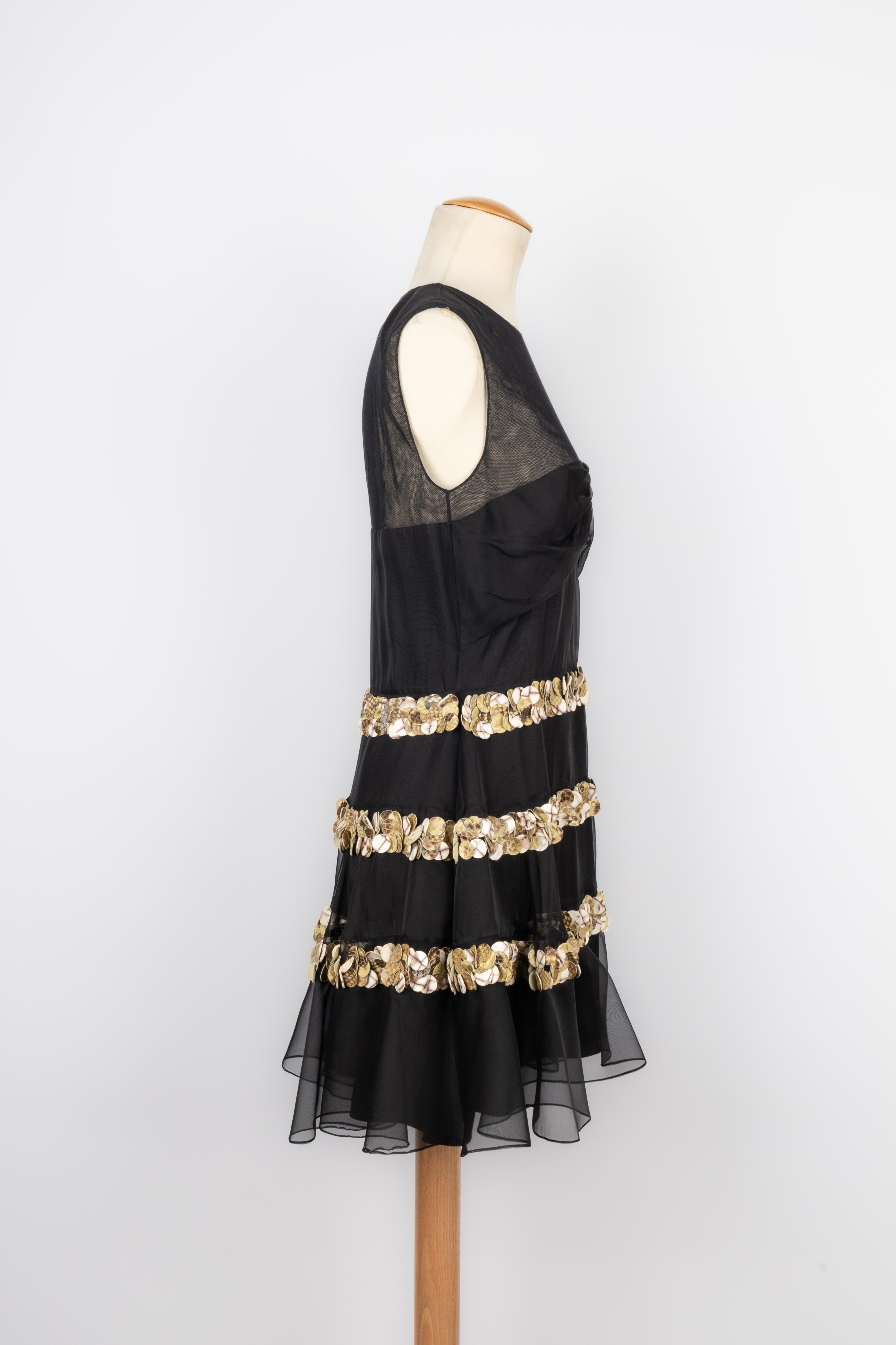 DIOR - (Made in France) Black silk and cotton dress embroidered with python and calf leather rings. 40FR size indicated. 2009 Spring-Summer Collection under the artistic direction of John Galliano

Condition:
Very good condition

Dimensions:
Chest: