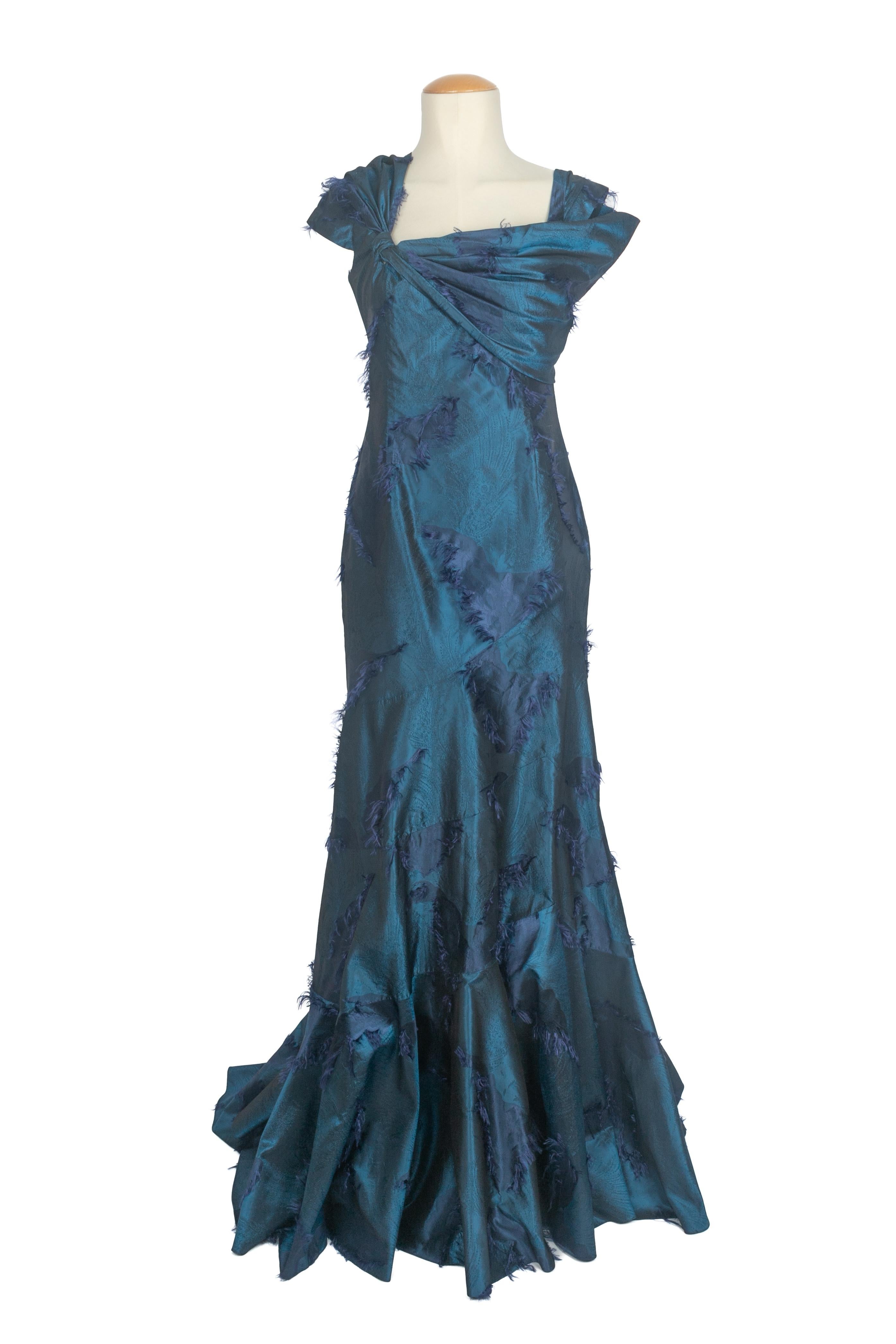 DIOR - (Fabriqué en France) Longue robe en soie mélangée bleue. Taille 36FR indiquée. Collection automne-hiver 1999 sous la direction artistique de John Galliano.

Condit :
Très bon état.

Dimensions :
Poitrine : 42 cm - Taille : 33 cm - Hanches :