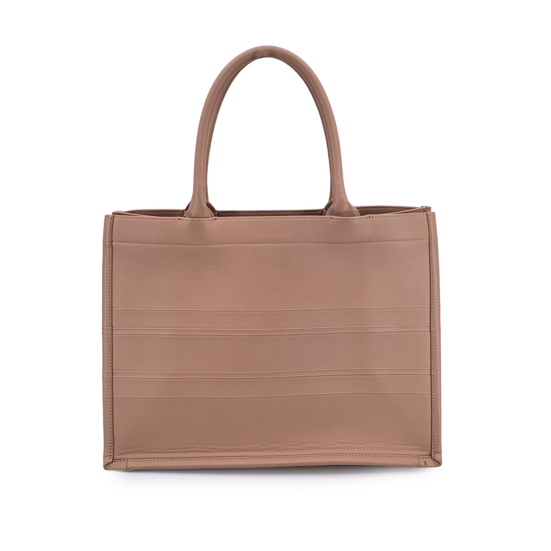 Marrone Christian Dior - Borsa Book Tote media in pelle rosa polvere in vendita