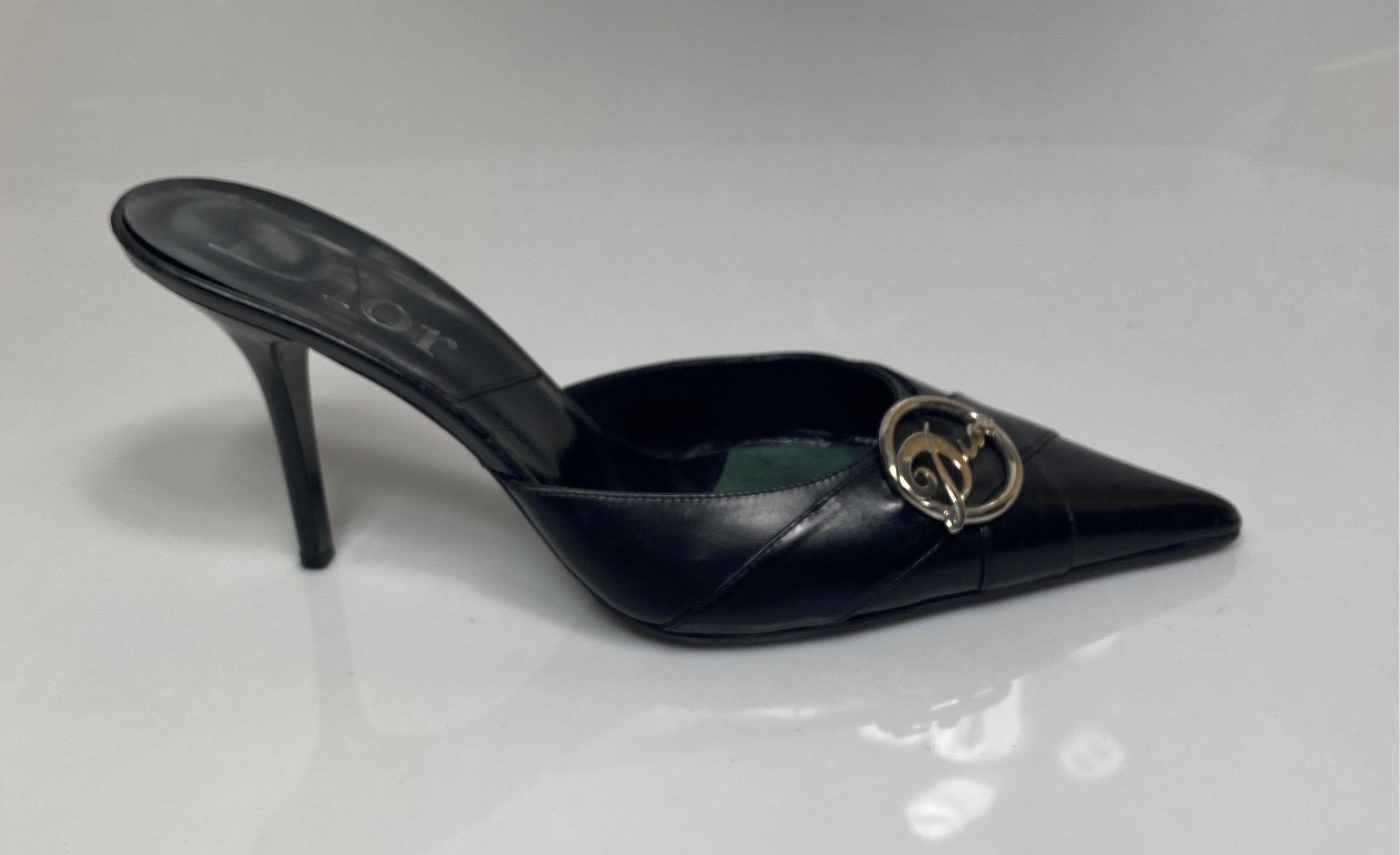 Christian Dior Early 2000’s Vintage Black Leather High Heel Slide - Size 39. These Dior pointy toe slides are as described:
4” high patent leather heel
2 - 1” leather band detail in front
1.5” wide round Dior Metal Logo detail on banding
Very good