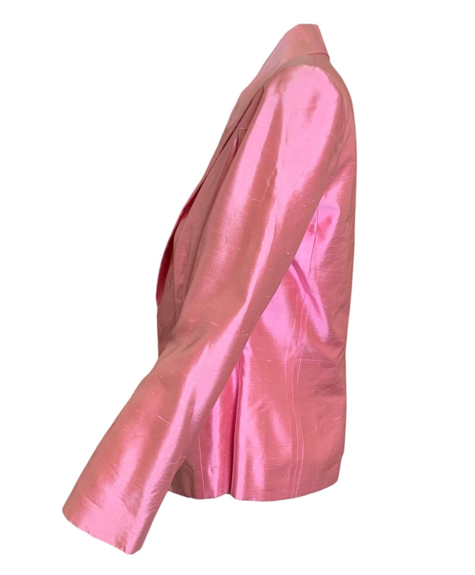 Veste blazer en soie brute Christian Dior du début des années 2000, rose bubblegum, ouverte sur le devant. Entièrement doublée, cette veste de soirée constitue la touche finale d'un cocktail ou d'un événement à cravate noire.  Merveilleuse pièce