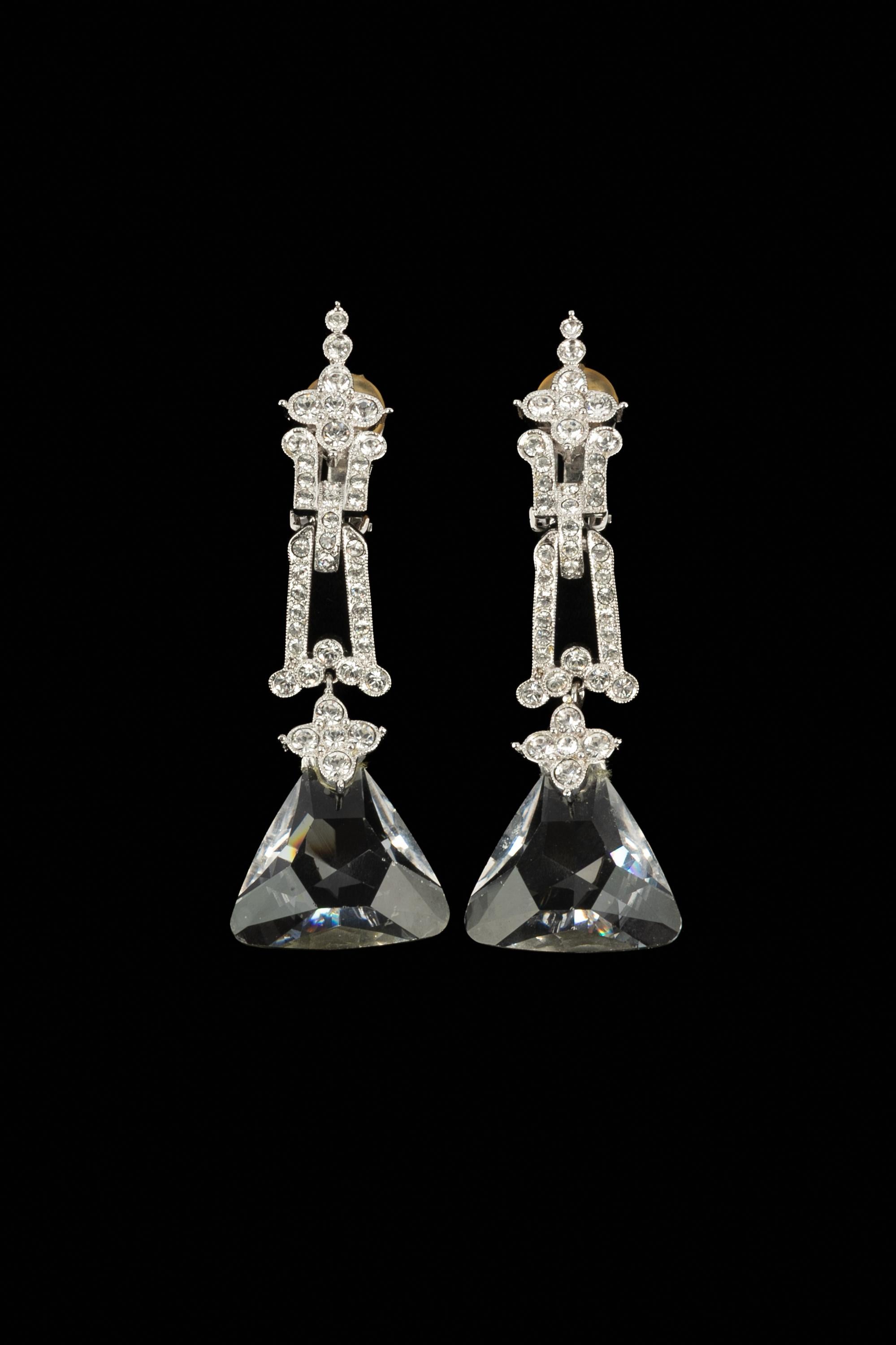 DIOR - (Fabriqué en France) Boucles d'oreilles en métal argenté avec strass. A Collectional circa 2000, sous la Direction artistique de John Galliano.

Condit :
Très bon état.

Dimensions :
Longueur : 7,5 cm

SKU:BO8