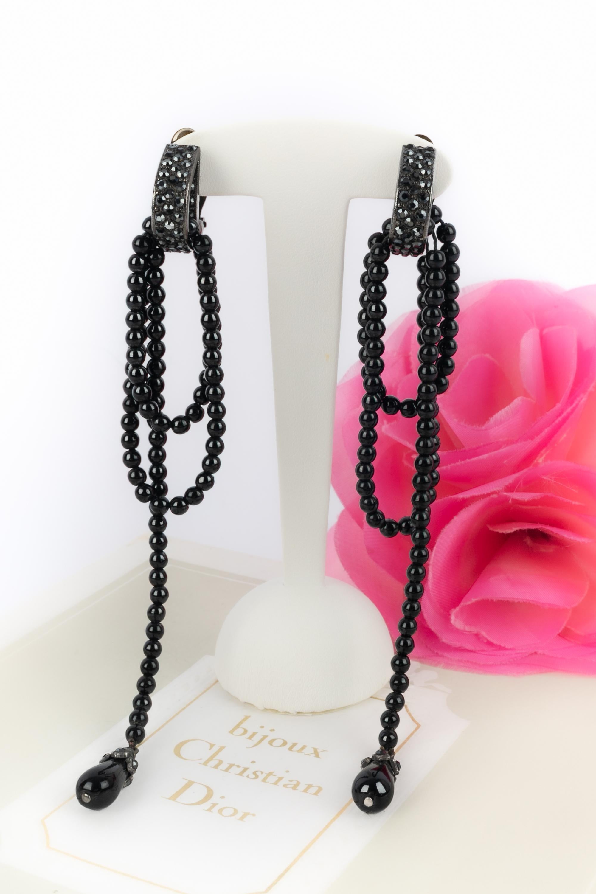 DIOR - Orecchini pendenti in metallo argentato ornati da strass neri, perle nere e gocce di pasta di vetro abbinate. Una collezione del 2000 sotto la direzione artistica di John Galliano.

Condizioni:
Ottime condizioni

Dimensioni:
Lunghezza: 15,5