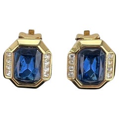 Orecchini Christian Dior in metallo finitura oro, blu scuro e cristalli trasparenti, con orecchio a clip