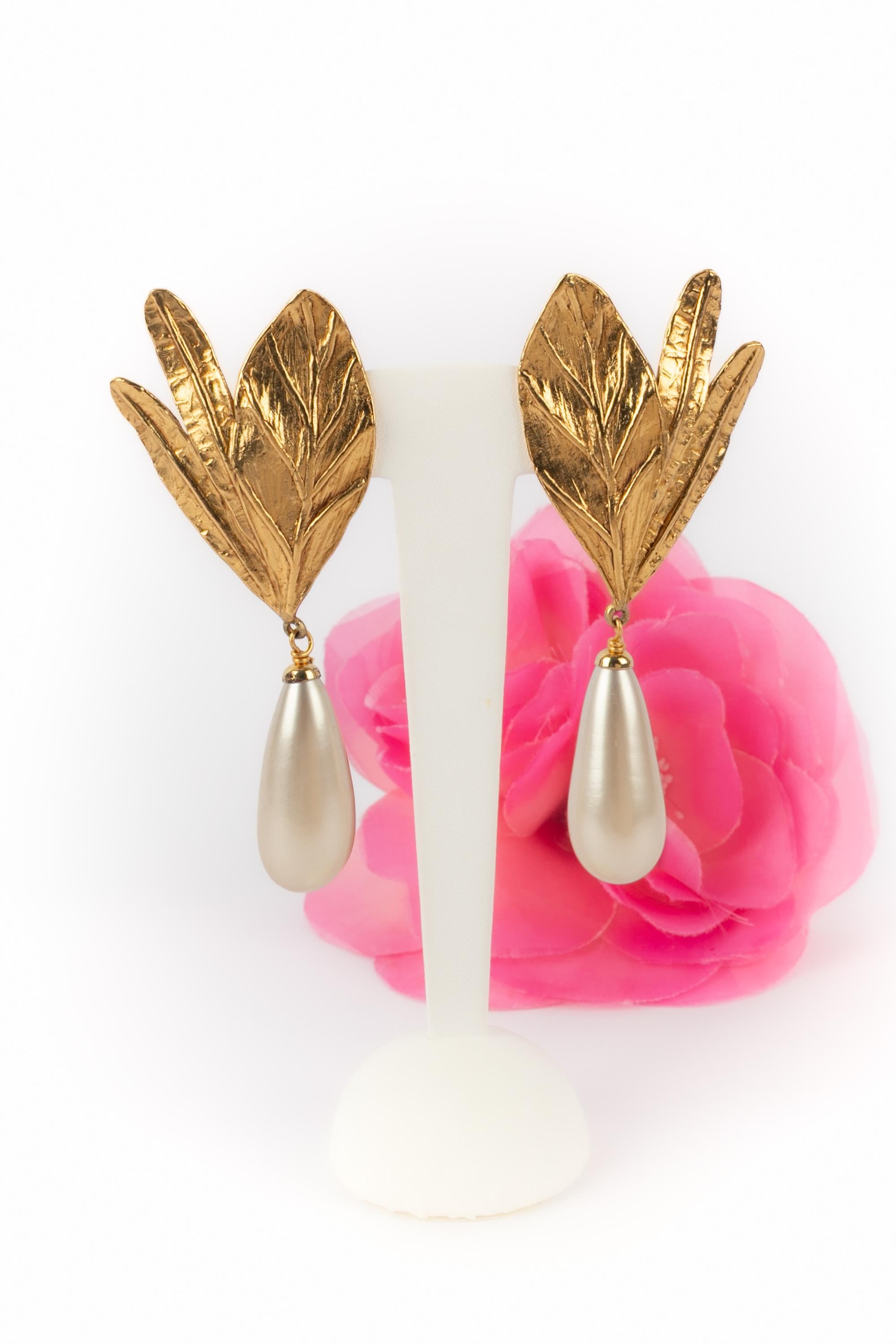 DIOR - Boucles d'oreilles en métal doré gravé et battu avec gouttes nacrées. Collection Haute Couture printemps-été 1993 sous la Direction artistique de Gianfranco Ferré.

Condit :
Très bon état.

Dimensions :
Hauteur : 9 cm

SKU:BO62