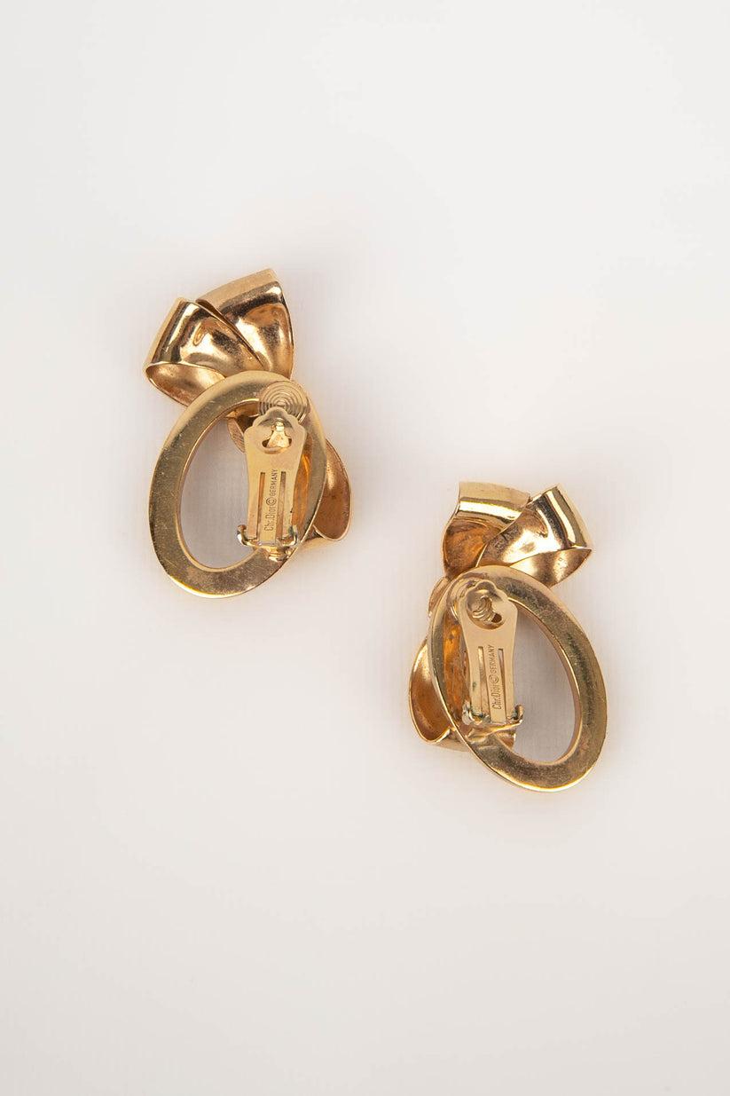 Dior - Orecchini in metallo dorato.

Informazioni aggiuntive:
Condizioni: Ottime condizioni
Dimensioni: Altezza: 5,5 cm

Riferimento del venditore: BO28