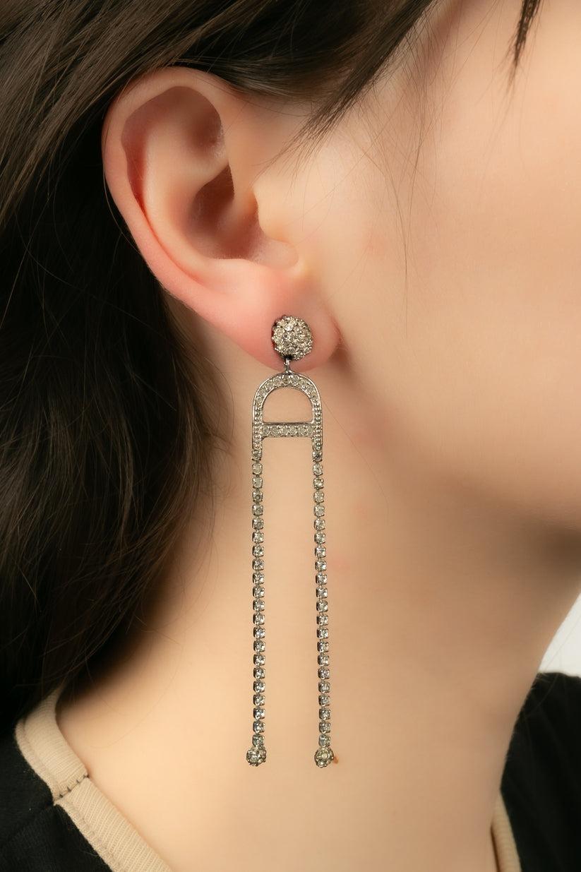 Dior - Ohrringe aus silbernem Metall, besetzt mit Swarovski-Strasssteinen.

Zusätzliche Informationen:
Zustand: Sehr guter Zustand
Abmessungen: Länge: 8 cm

Referenz des Sellers: BO123