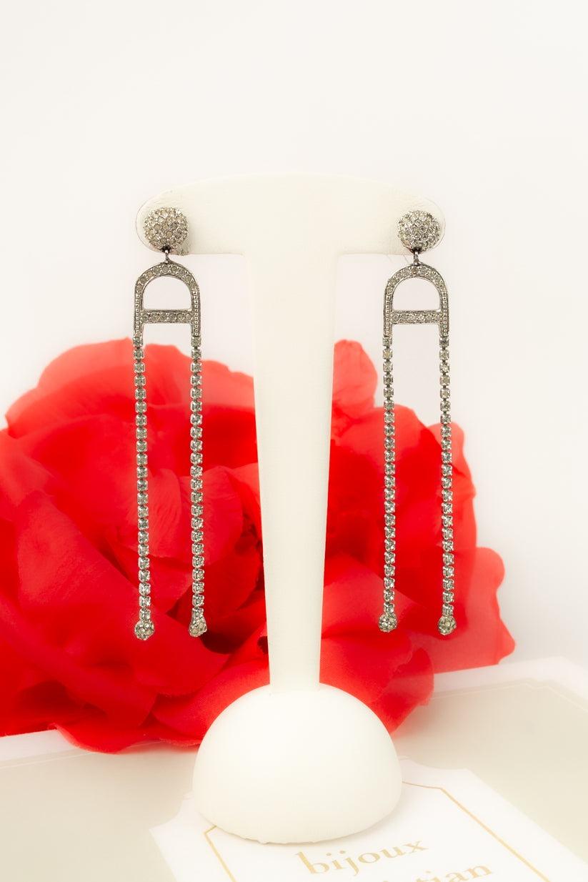 Christian Dior Ohrringe aus silbernem Metall mit Swarovski-Strasssteinen im Angebot 3