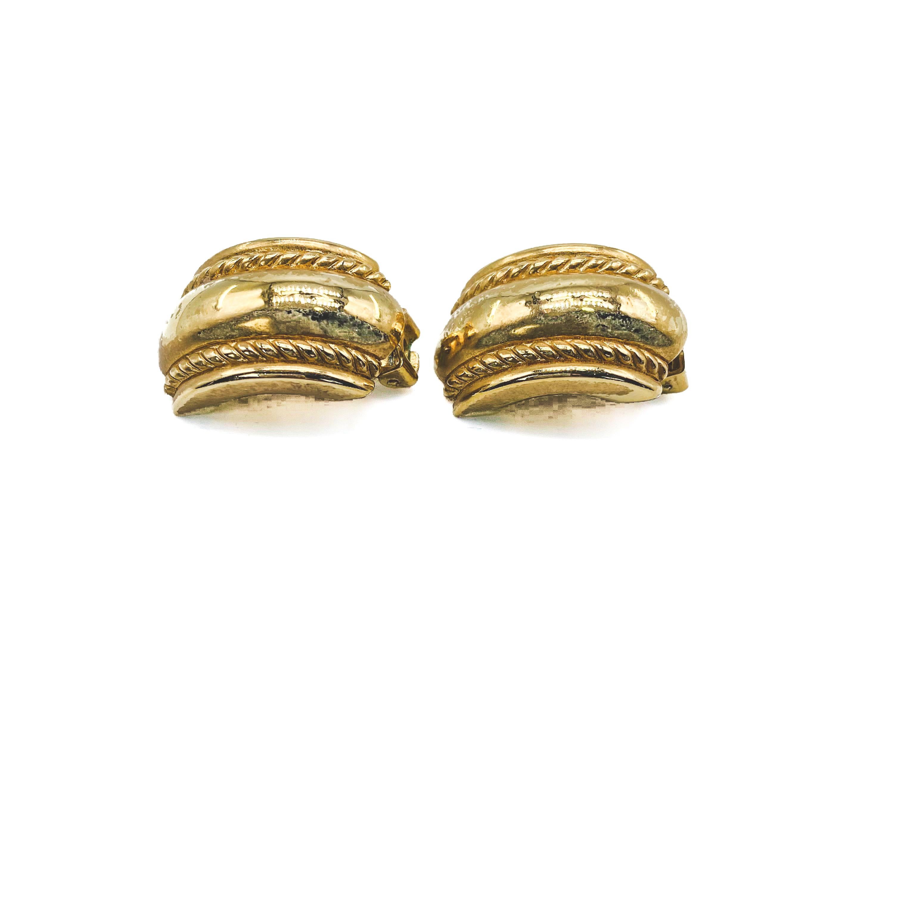 Christian Dior Vintage 1980s Clip On Earrings

Timelessly elegant earrings with subtle 80s glamour - classic Dior 

Detail
-Made in Germany in the 1980s
-Crafted from gold plated metal

Size & Fit
-Length approx 1 inch
-Width approx 0.5