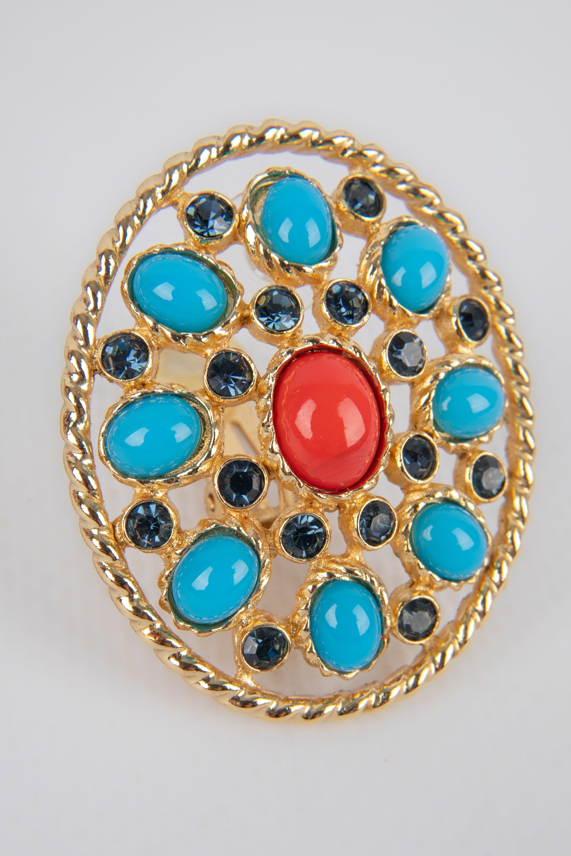 Dior - (Made in France) Golden openwork metal earrings with glass paste and rhinestones.

Additional information:
Condition: Very good condition
Dimensions: Height: 4 cm

Seller Reference: BO3
