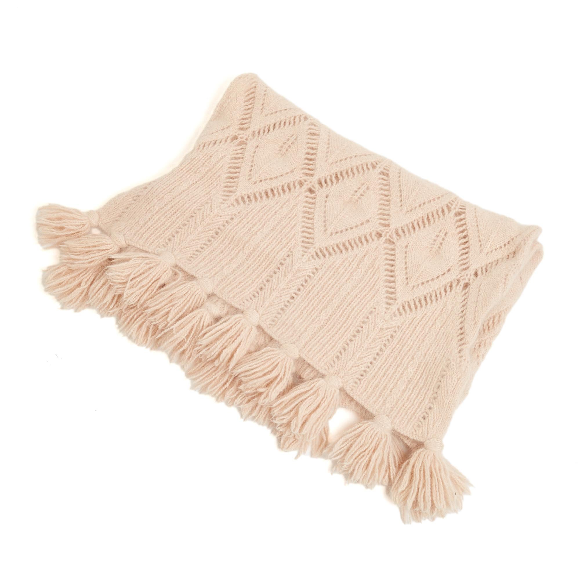 Bufanda Christian Dior de punto de angora rosa pálido (80%) y poliamida pointelle, rematada en cada extremo con grandes pompones y flecos, tanto anchos como cortos. Ancho 40 cm x largo 120 cm sin incluir los flecos. La bufanda está en muy buen