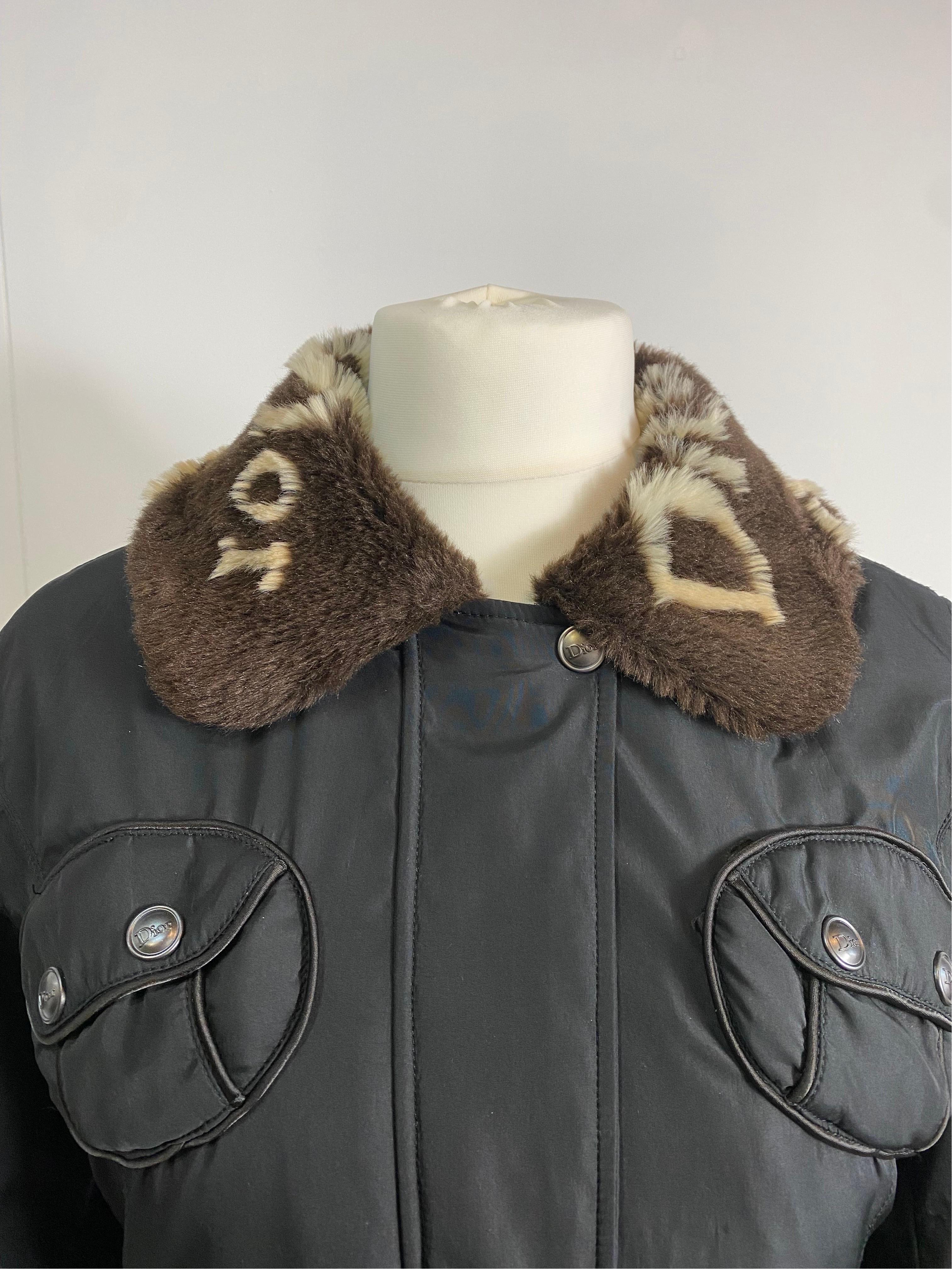 Christian Dior winter jacket.
100% cotton with faux fur heart details.
French size 38 which corresponds to an Italian 42.
Shoulders 42 cm
Bust 48 cm
Length 68 cm
Sleeve 60 cm
Good general condition, shows signs of normal use.
Some light halo on the