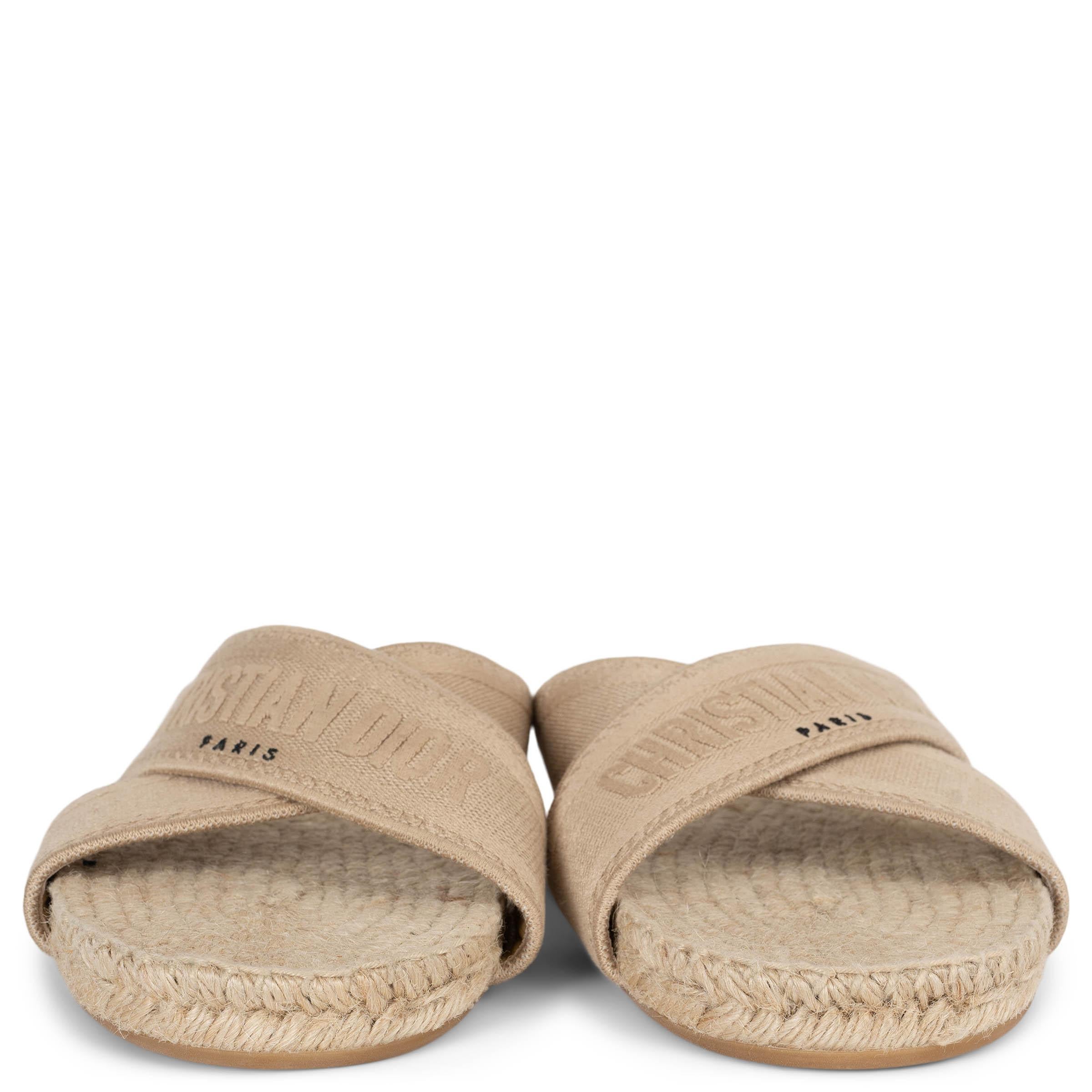 Estas sandalias Granville 100% auténticas de Christian Dior combinan la elegancia sin esfuerzo con la artesanía. Con tiras anchas de color beige bordadas con la emblemática firma Christian Dior, se entrecruzan para un ajuste seguro y elegante. Estas