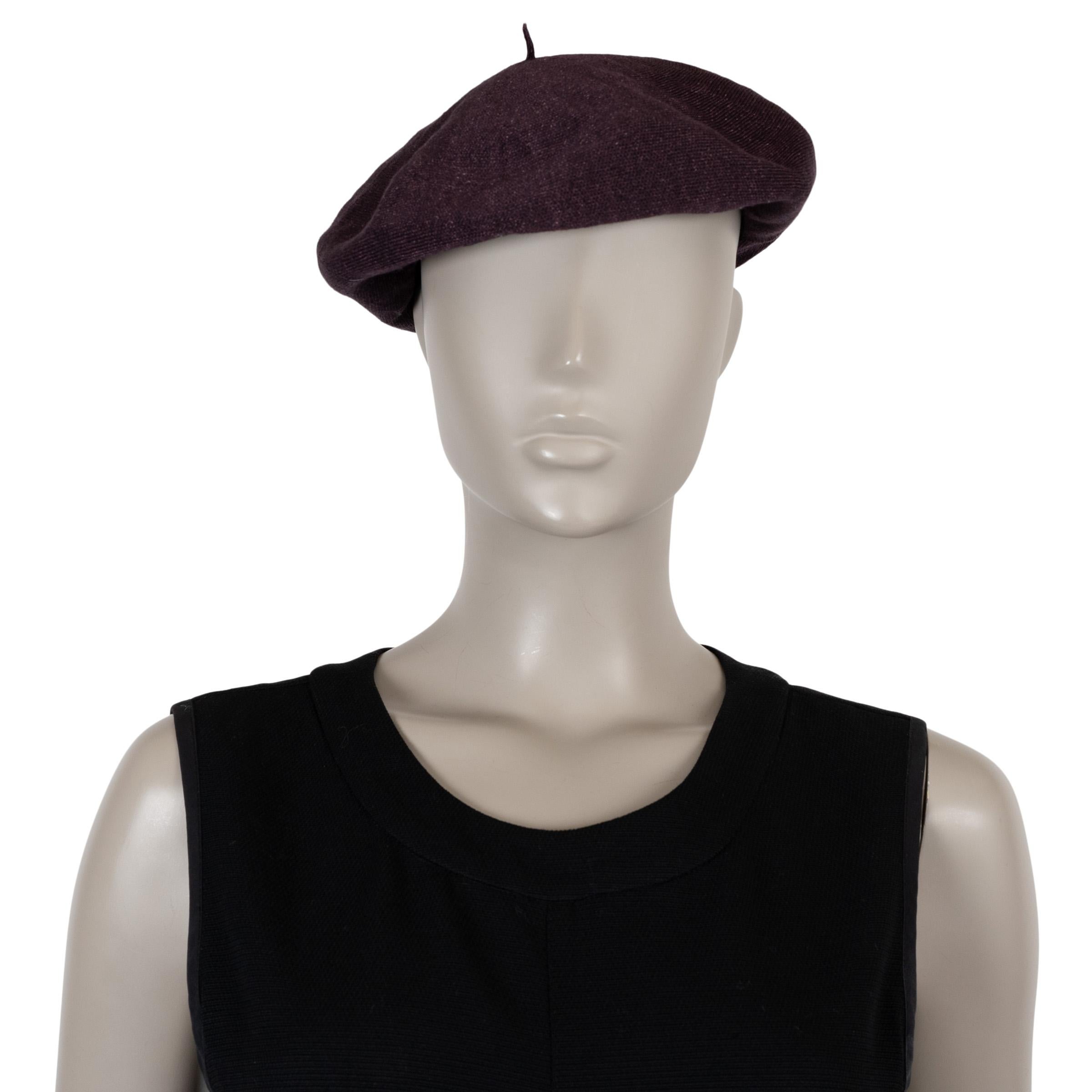 Ce béret Christian Dior 100% authentique est confectionné en lin aubergine (90%) et nylon (10%) avec un logo en métal doré. Non doublée pour une finition légère, elle offre une touche parisienne raffinée avec une touche de modernité. A été porté et