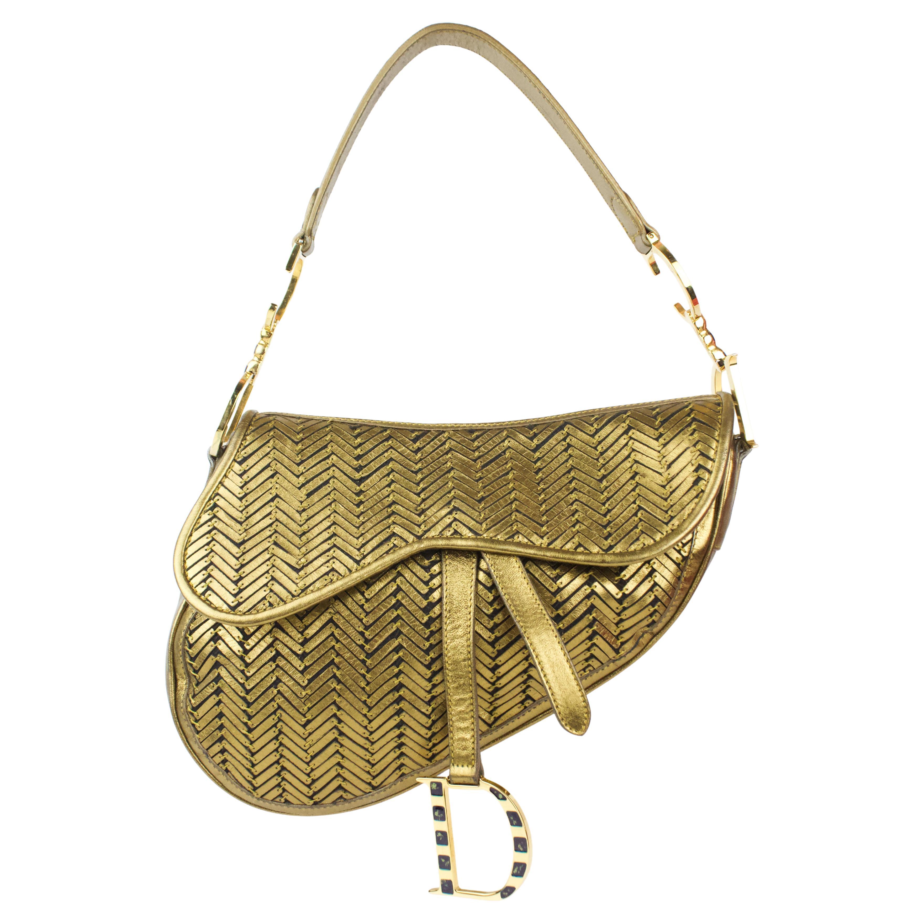 Does Dior saddle bag comes with a strap?