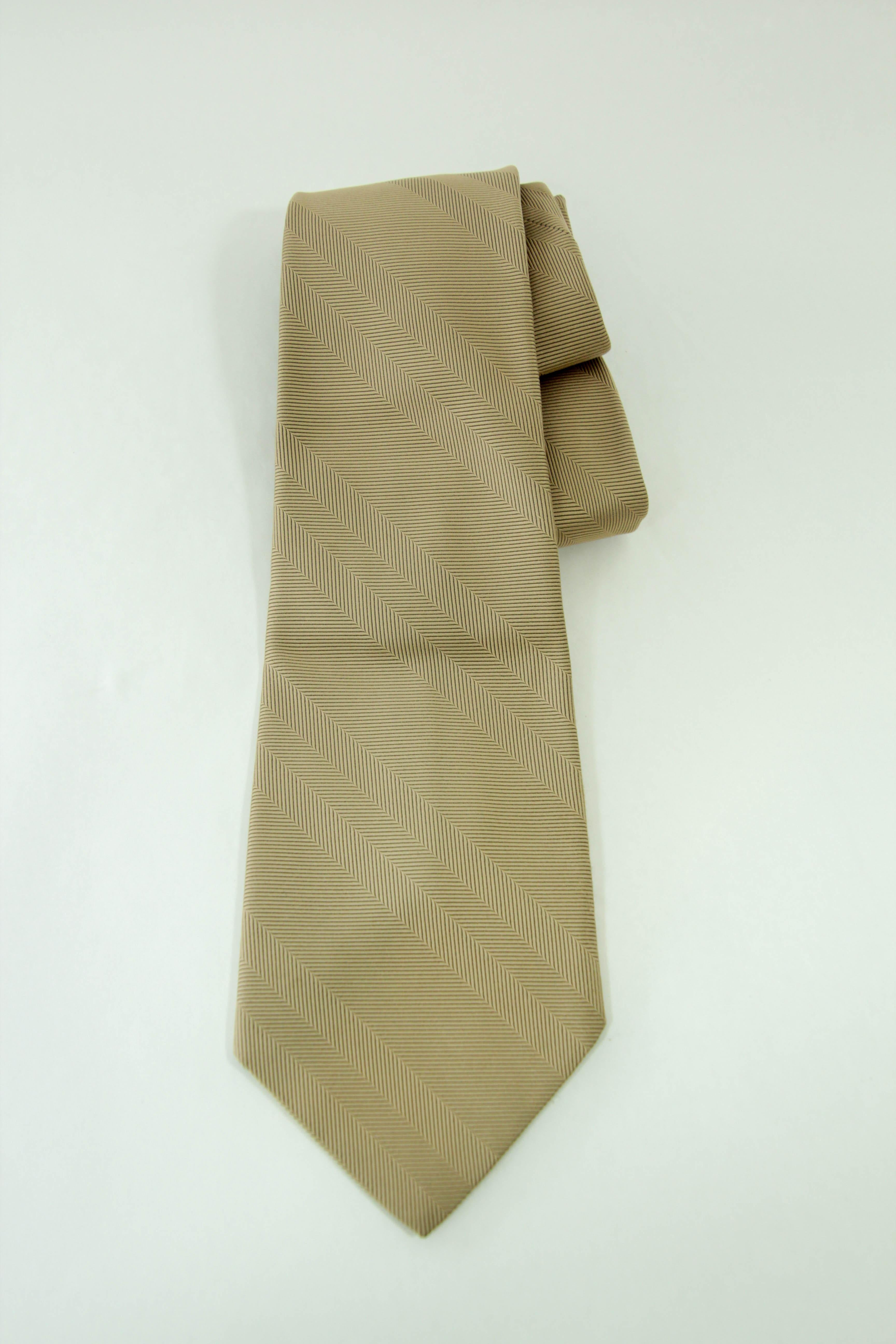 Cravatta classica elegante vintage Christian Dior 1970.
Cravatta vintage di colore oro.
Un classico senza tempo, questa cravatta è stata disegnata dal famoso stilista Christian Dior. 
Cravatta da abito.
LUNGHEZZA : 58 pollici
LARGHEZZA : 4,25