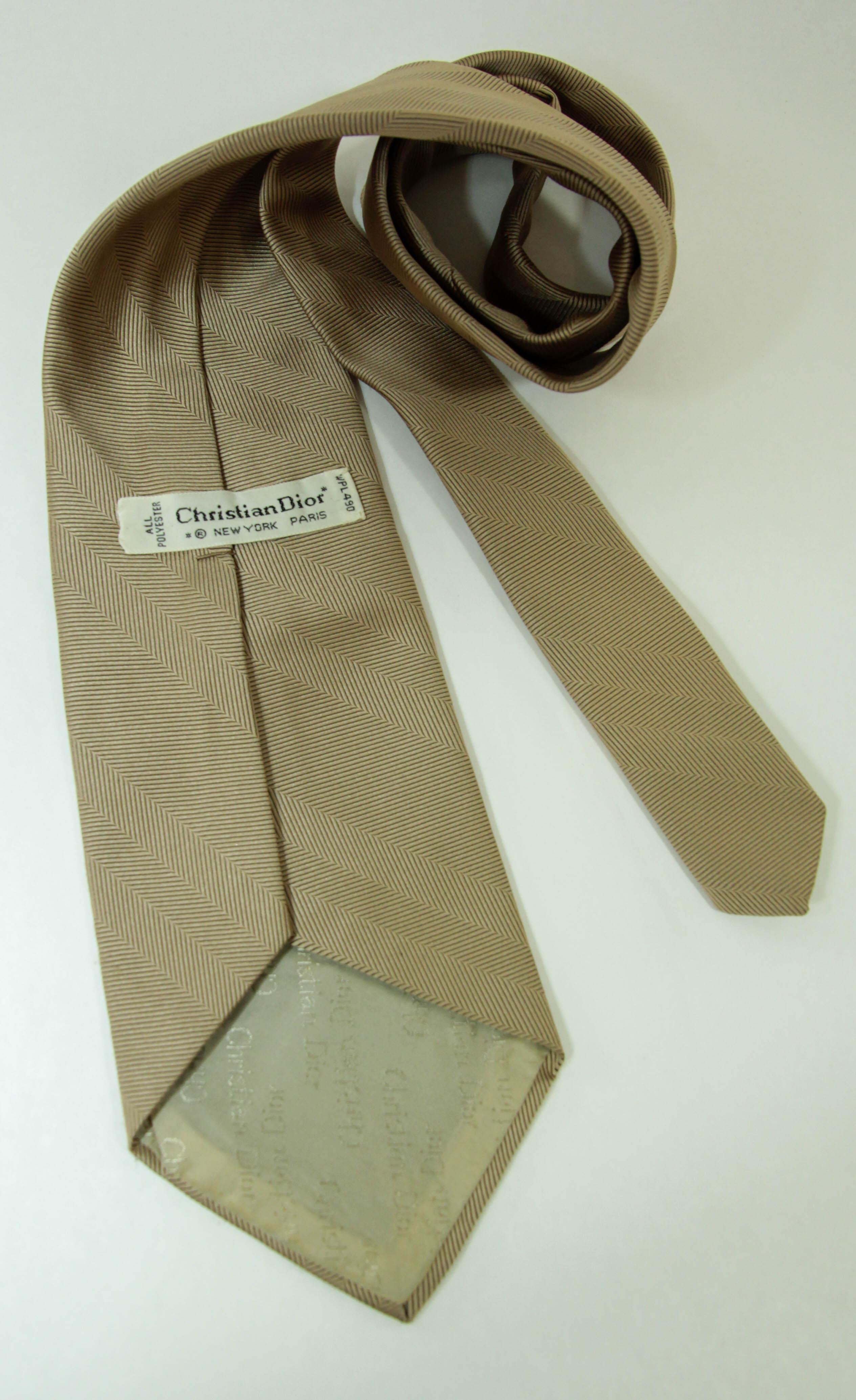 Uomo Christian Dior Cravatta classica elegante in oro 1970 in vendita