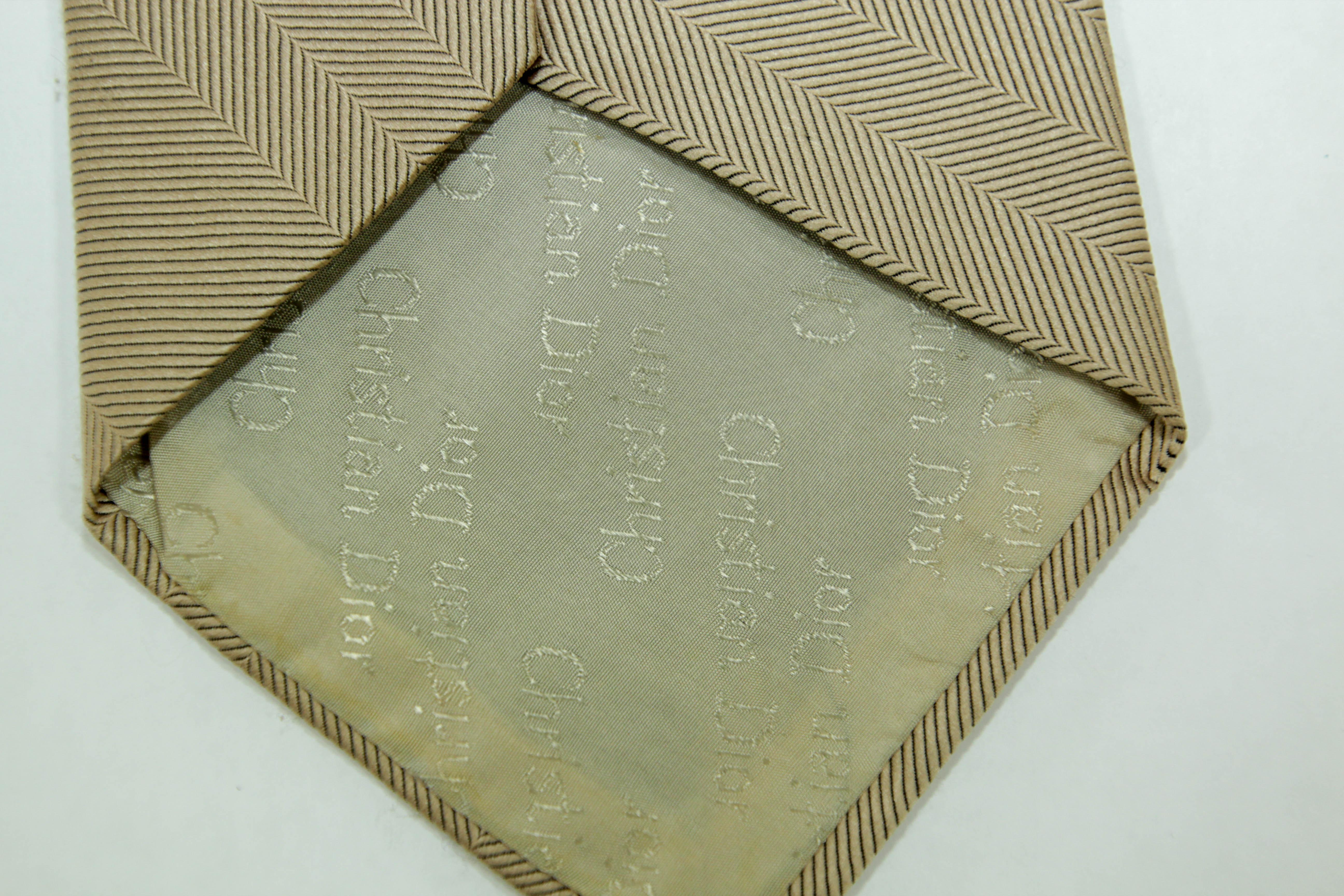 Christian Dior Cravatta classica elegante in oro 1970 in vendita 2