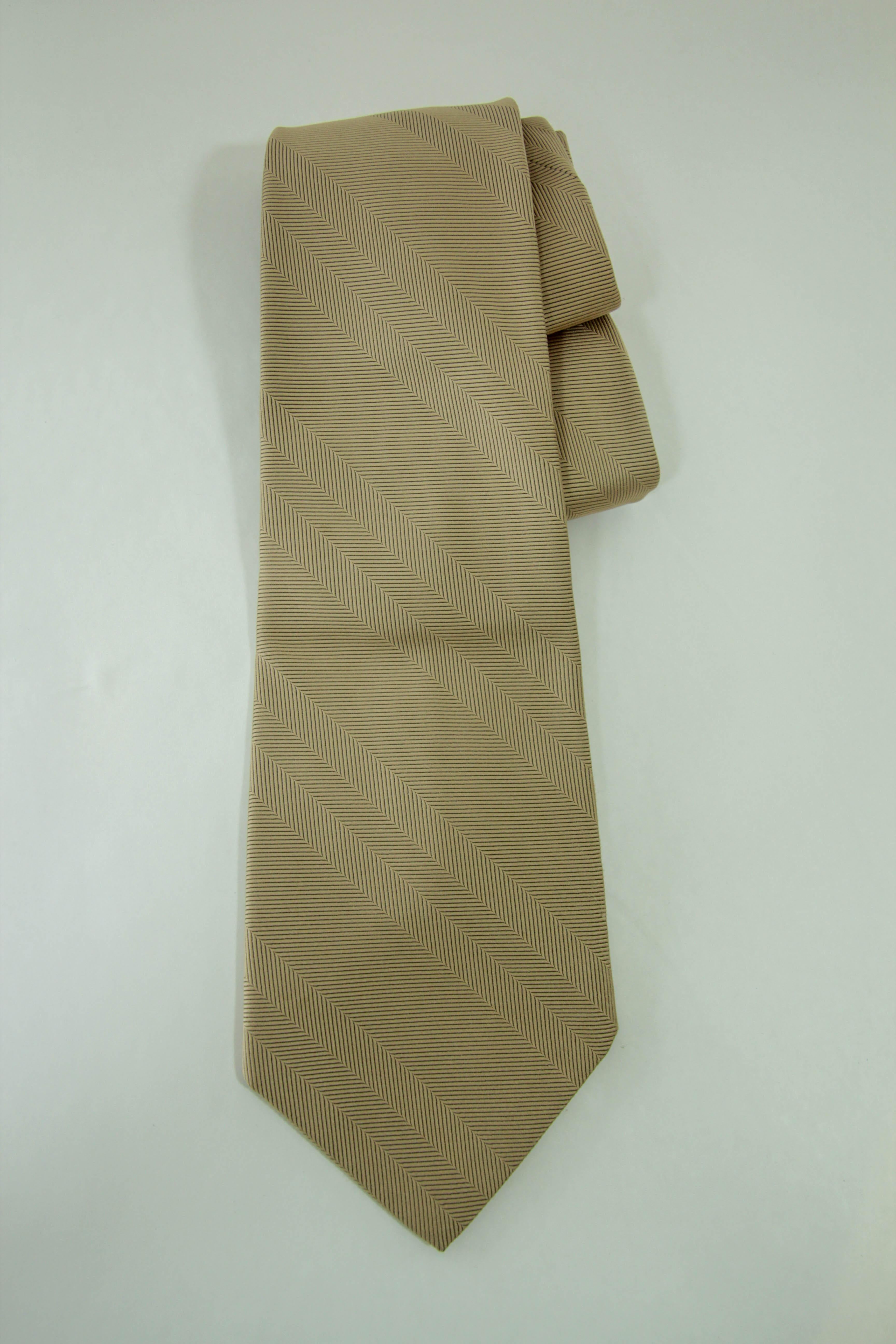 Christian Dior Cravatta classica elegante in oro 1970 in vendita 3
