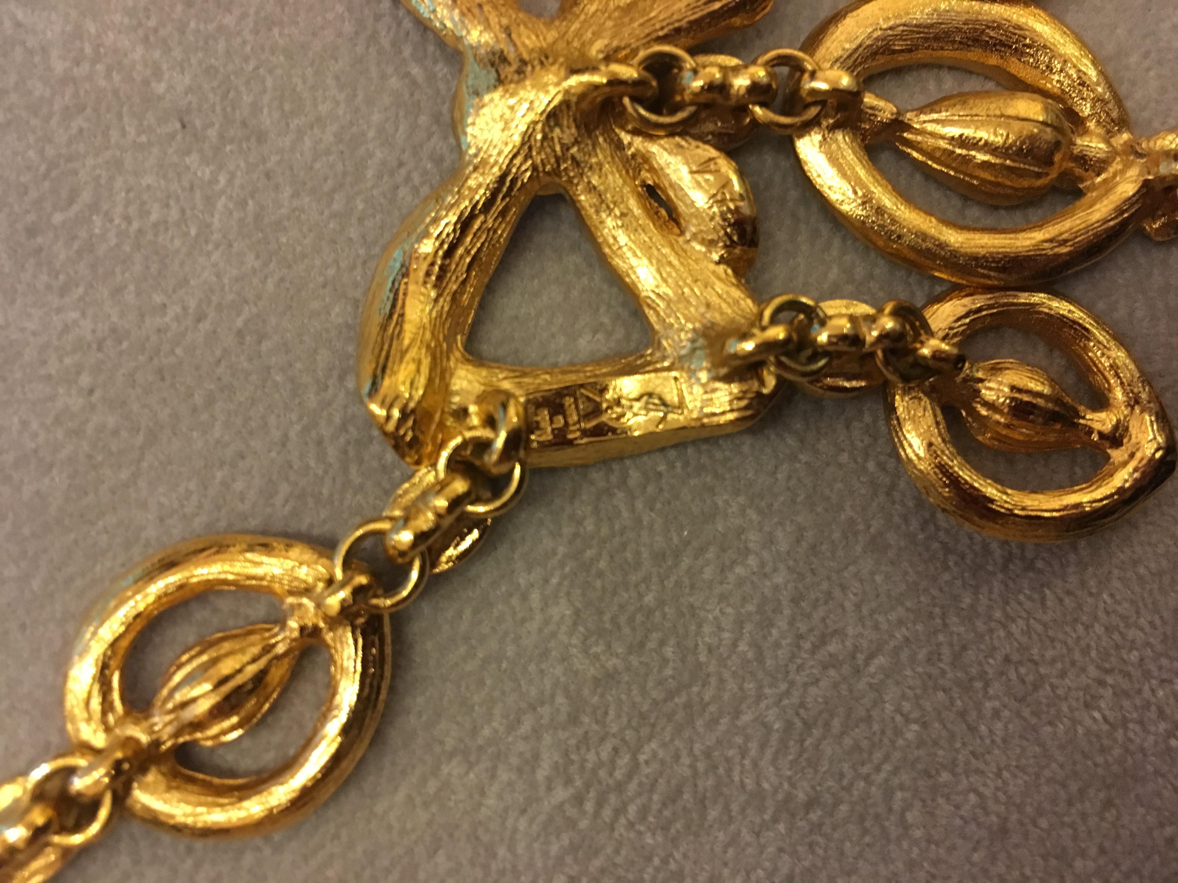 Nice Christian Dio vintage Necklace in gold plated metal and Emanel. Really good vintage condition
