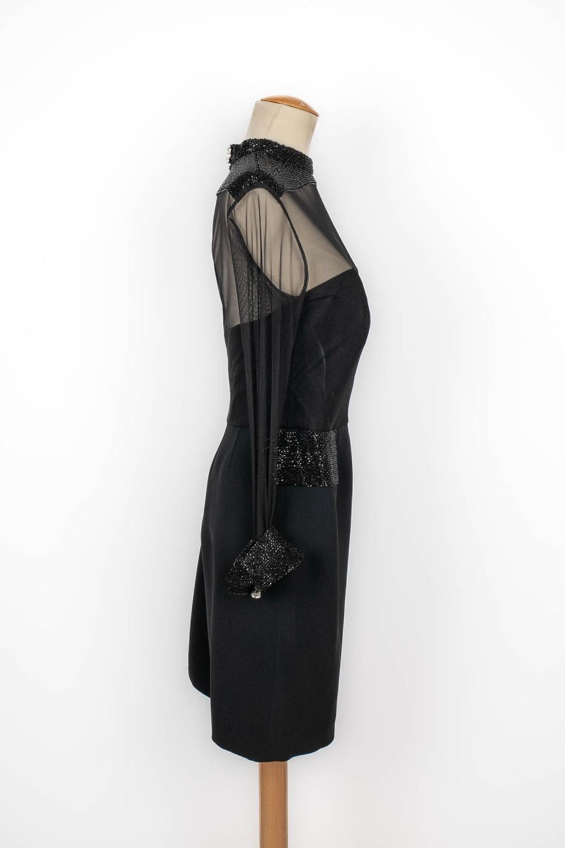 Dior - Mittellanges Kleid, Oberteil mit langen transparenten Ärmeln, die mit schwarzen Perlen bestickt sind. Keine Größenangabe, es passt ein 40FR.

Zusätzliche Informationen:
Zustand: Sehr guter Zustand
Abmessungen: Schulterbreite: 38 cm -