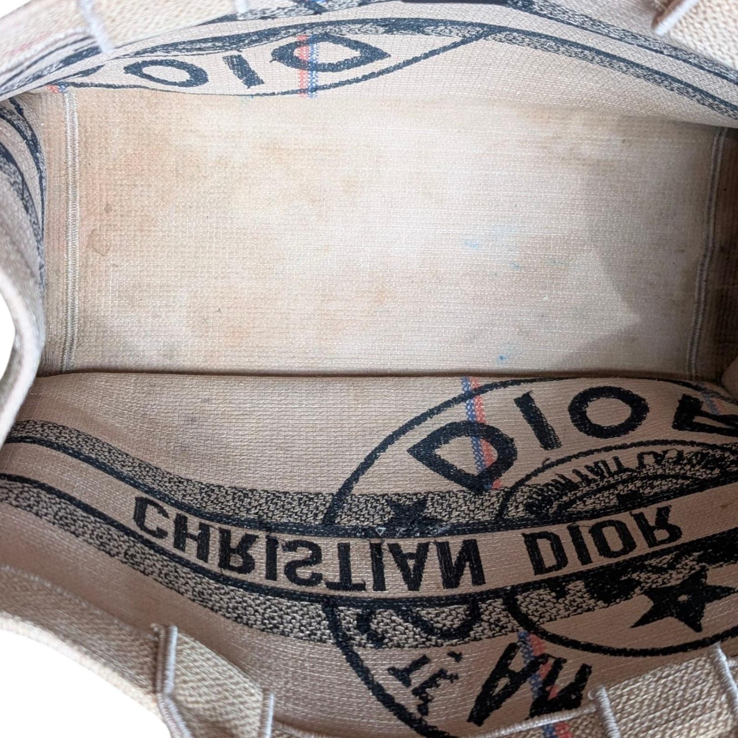 Christian Dior - Tote a libro media in tela di iuta ricamata in vendita 3