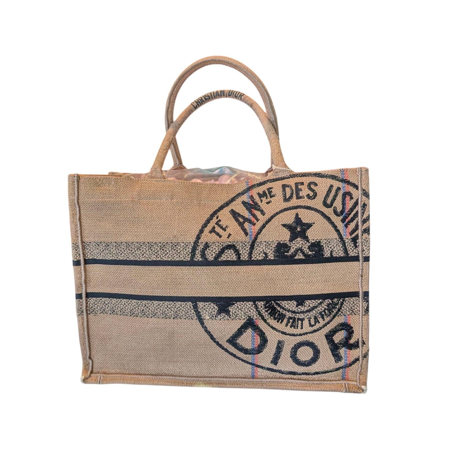 Marrone Christian Dior - Tote a libro media in tela di iuta ricamata in vendita