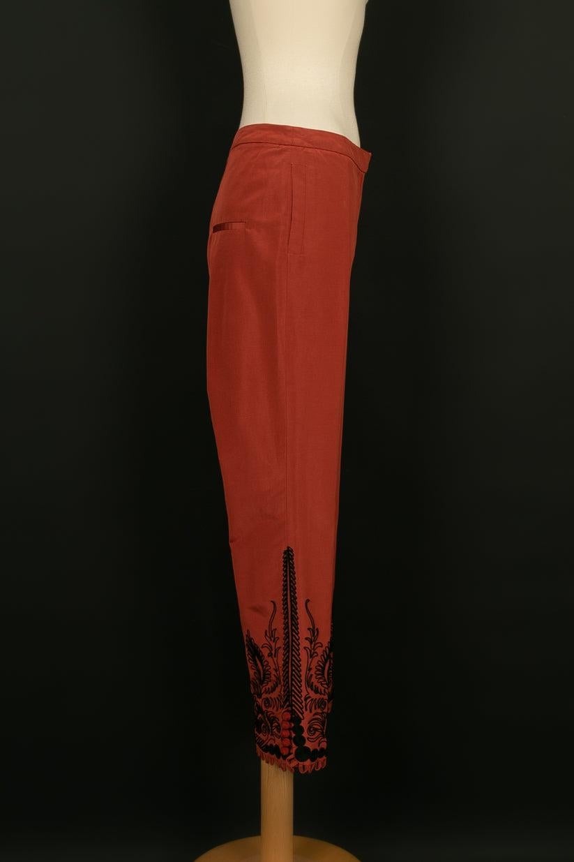 Dior - (Fabriqué en Italie) Pantalon court en coton et soie. Le bas du pantalon est brodé. Doublure en soie. Taille 36FR.

Informations complémentaires : 
Dimensions : Taille : 36 cm, Hanches : 44 cm, Longueur : 87 cm
Condit : Très bon état.
Numéro