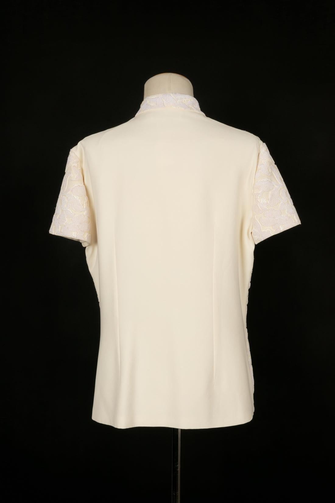 Dior - (Made in Italy) Top in seta ricamata con fodera in seta. Taglia 44FR indicata.

Informazioni aggiuntive:
Condizioni: Ottime condizioni
Dimensioni: Larghezza spalle: 40 cm - Petto: 50 cm - Lunghezza maniche: 18 cm - Lunghezza: 64