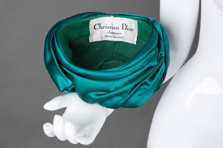 Christian Dior Smaragdgrüner Seiden-Satin-Turban-Hut, 1960er Jahre im Zustand „Hervorragend“ im Angebot in Boca Raton, FL