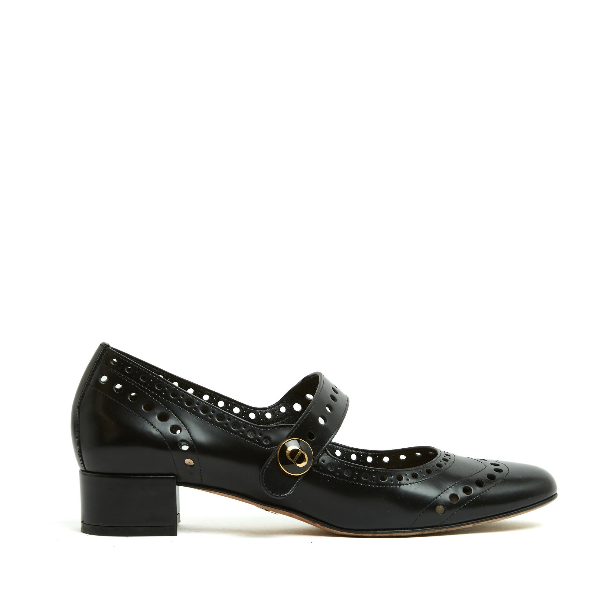 Christian Dior Baby D Pumps aus schwarzem, glänzendem, mikroperforiertem Leder, kleiner, gerader Absatz, abgerundete, quadratische Spitze, Riemchen am oberen Fußende, verziert mit einem Medaillon mit dem CD-Logo. Größe EU38,5 oder UK5,5 und US8, 3,2