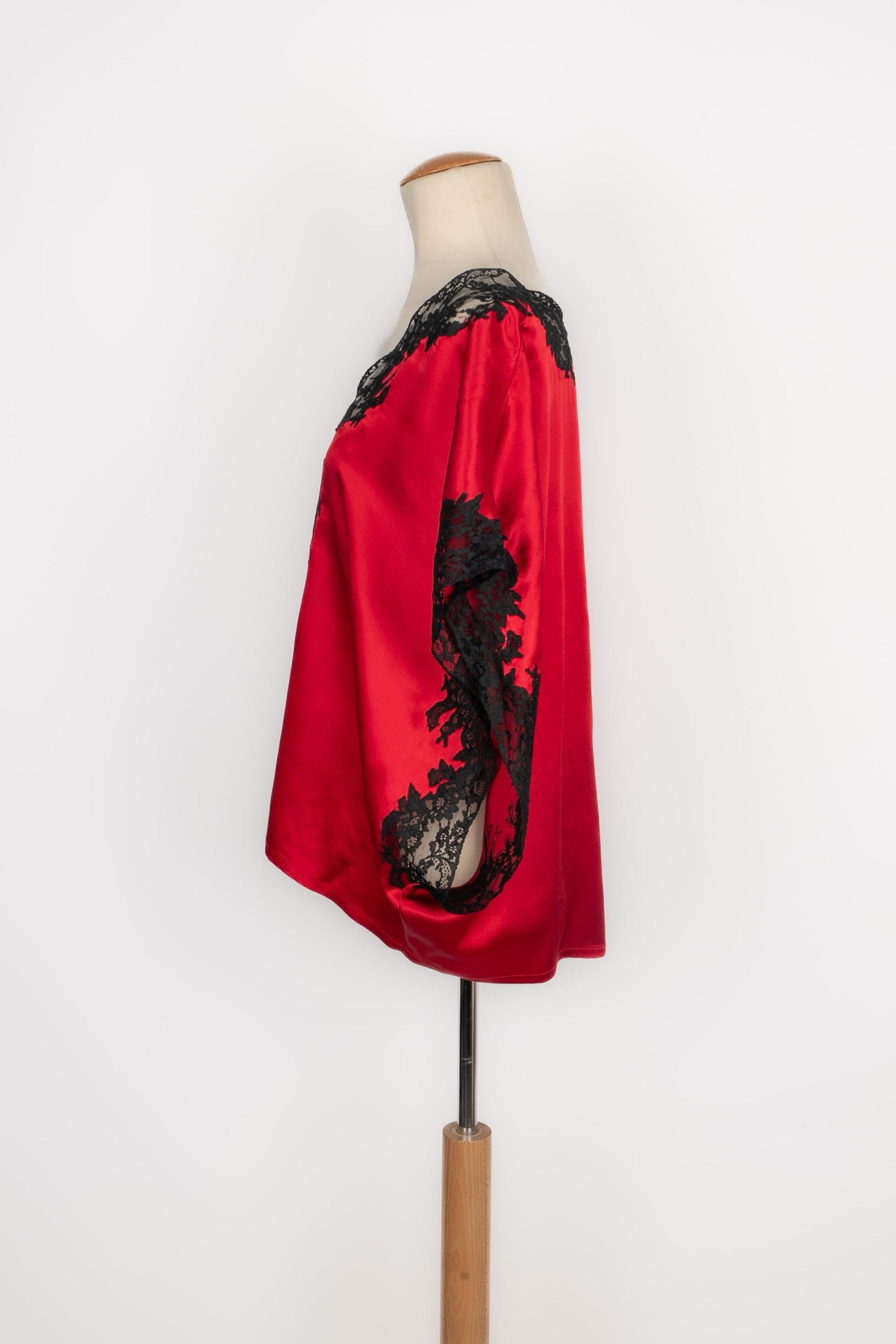 Dior - Red blended silk top edged with black lace. Size 42FR indicated.

Additional information:
Condition: Very good condition
Dimensions: Chest length: 67 cm - Length: 59 cm

Seller Reference: FH141